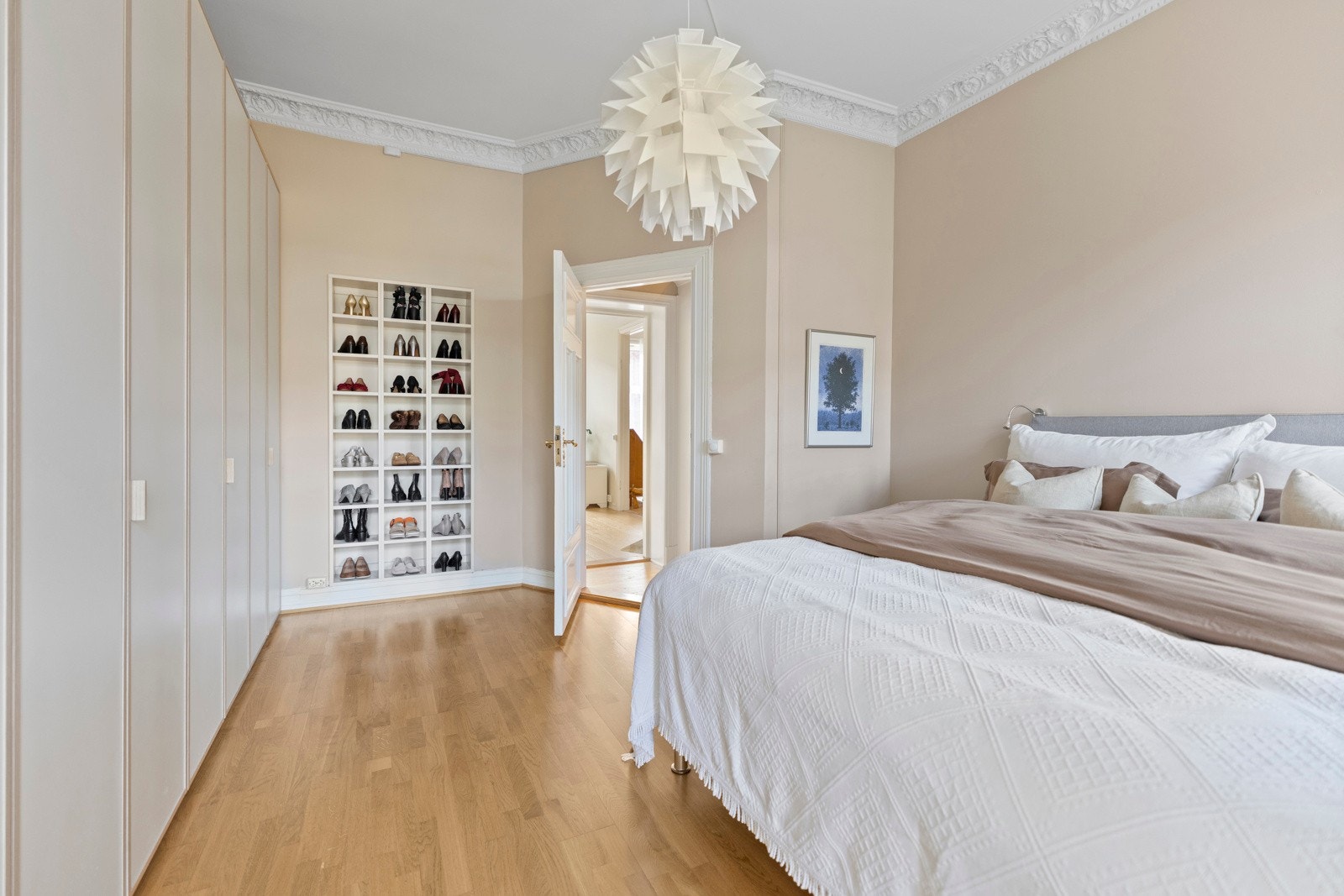 Hovedsoverommet fremstår som lyst og harmonisk, med god plass til dobbeltseng og tilhørende møbler. Den romslige garderoben gir rikelig med oppbevaringsplass og bidrar til et ryddig og rolig uttrykk. Galleribilde