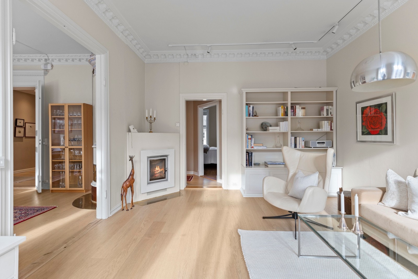 Leiligheten har en god planløsning med store vindusflater som gir mye lys og en god atmosfære. Galleribilde