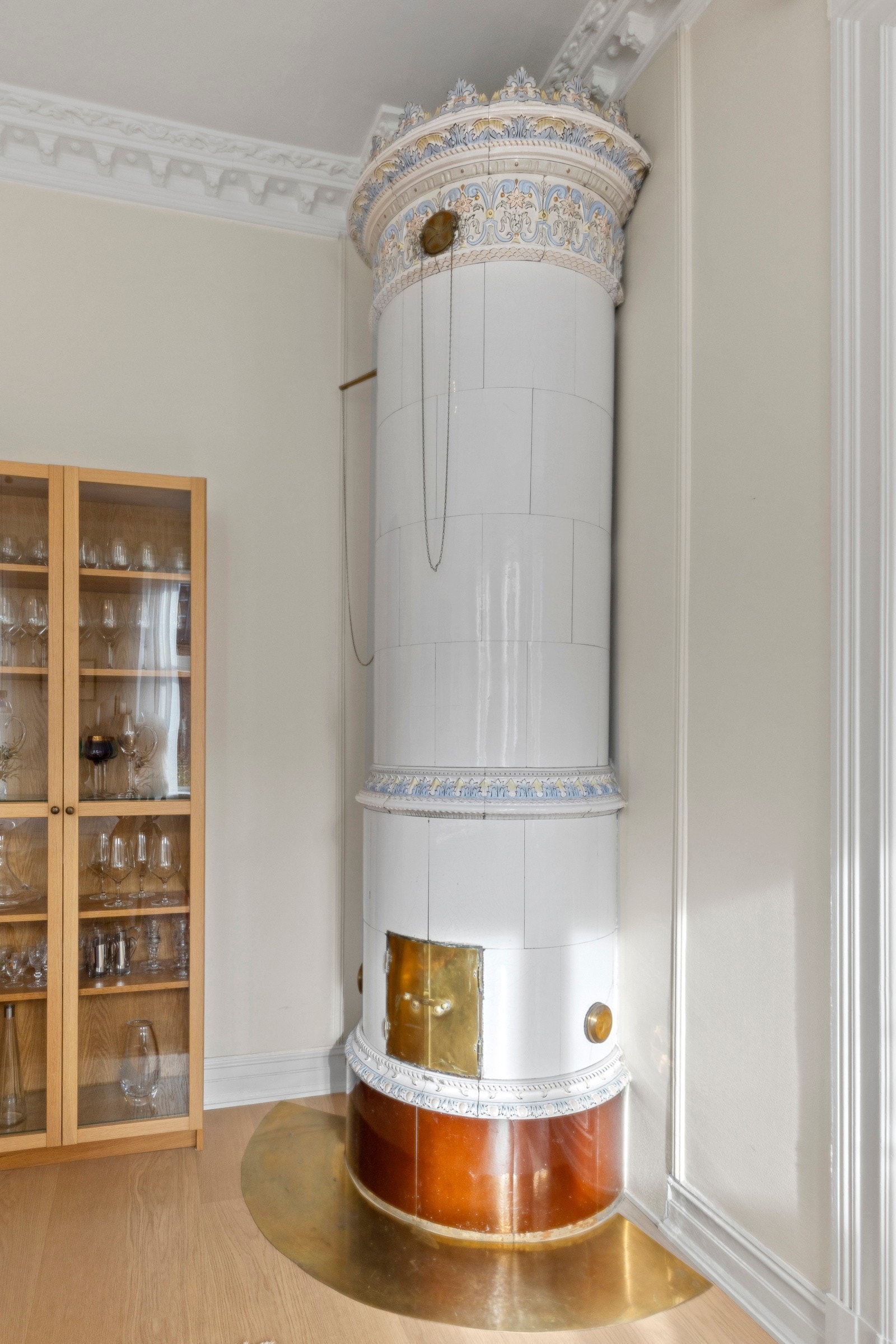 Dette er et rom som virkelig inviterer til gode samtaler og lange måltider i stilfulle omgivelser. Galleribilde