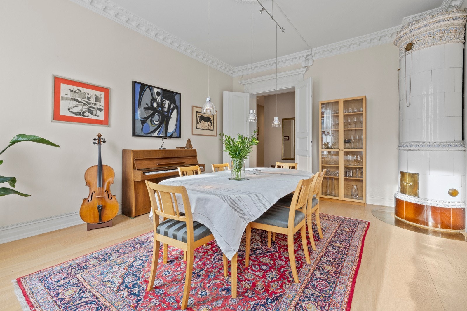 Leiligheten har en god planløsning med store vindusflater som gir mye lys og en god atmosfære. Galleribilde