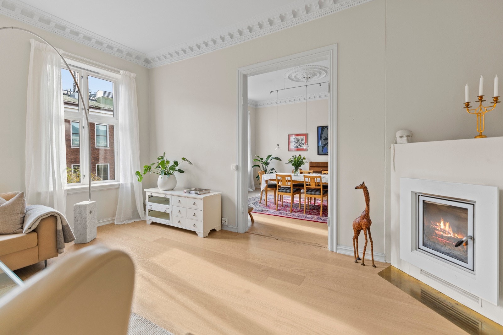 Den vakre peisen gir rommet en varm og sjarmerende karakter. Galleribilde