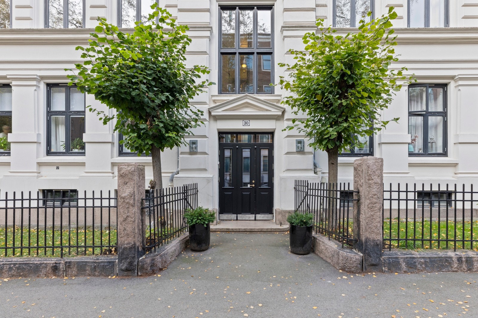 Eiendommen ligger i et etterspurt og sentralt område ved Elisenberg i Frogner bydel i Oslo. Bebyggelsen på Frogner er preget av store byvillaer og fornemme bygårder fra 1800-tallet, og er i dag hjem for mange ambassader og ambassaderesidenser. Galleribilde