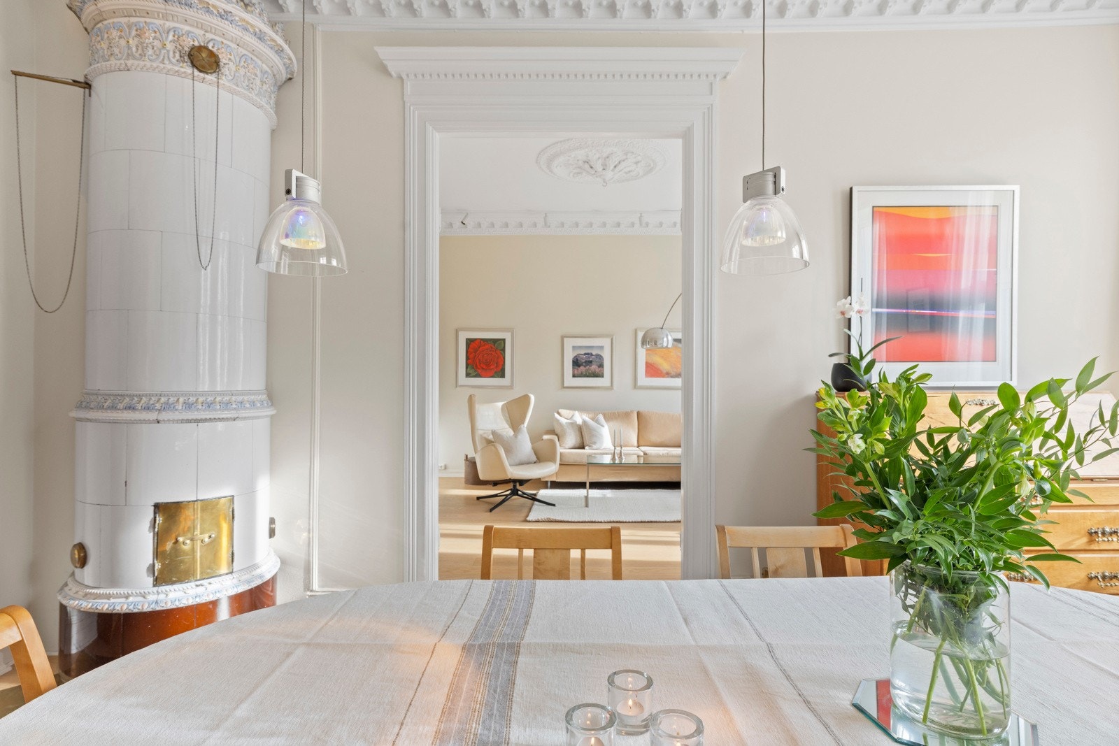 Nydelige detaljer med kakkelovn, rosetter og stukkatur samt generøs takhøyde er godt bevart. Galleribilde