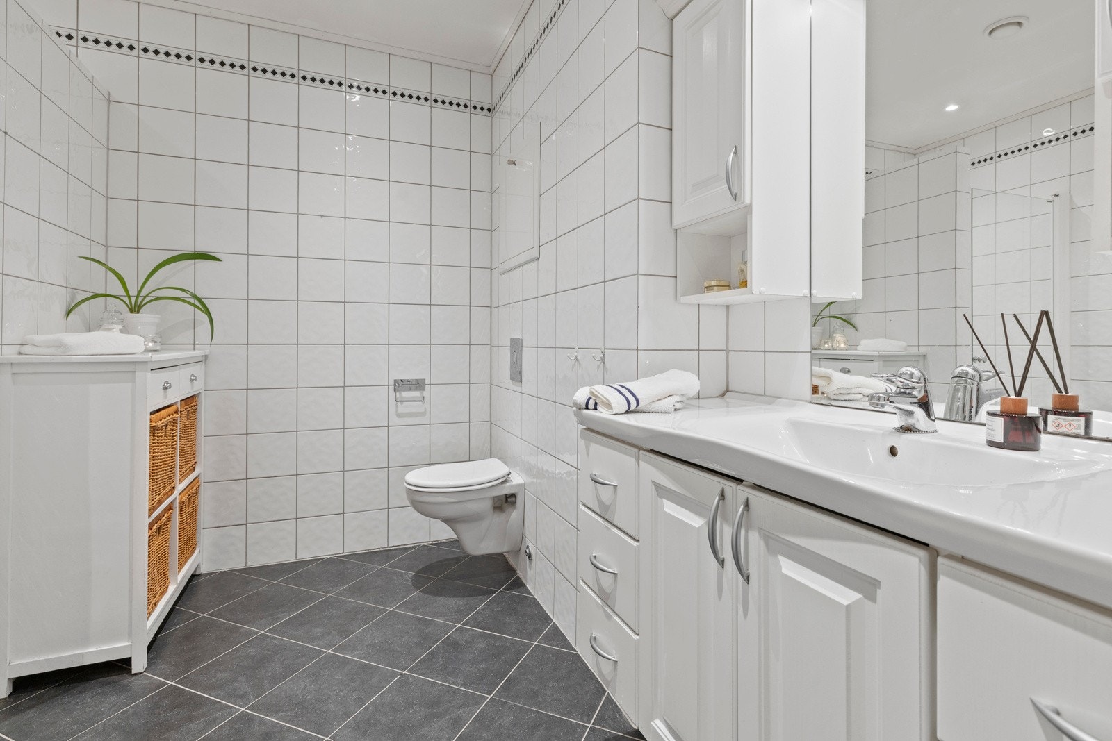 Badet har i tillegg opplegg for både vaskemaskin og tørketrommel som er en praktisk og stilren løsning som dekker alle behov. Galleribilde