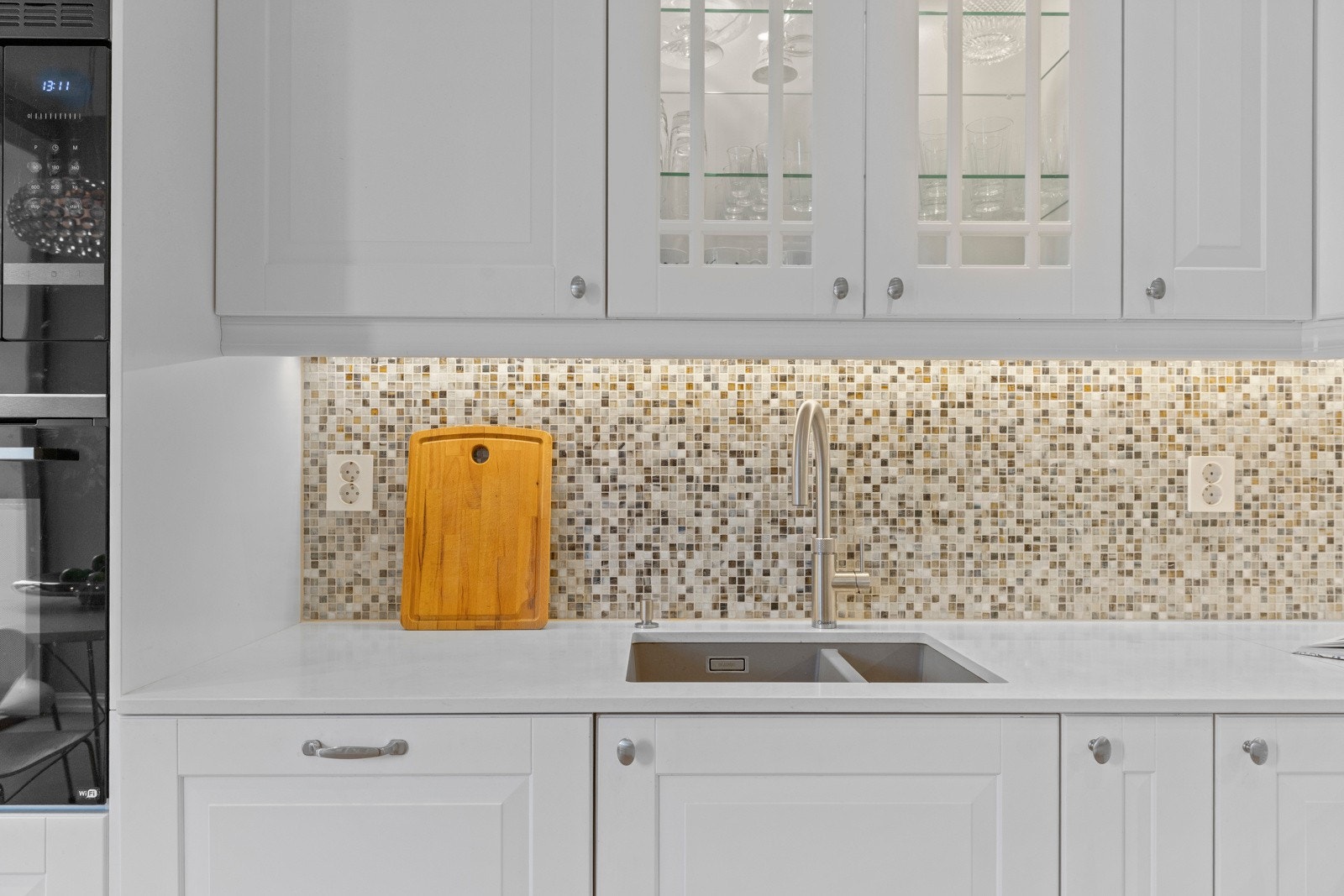 Her finner du integrerte hvitevarer som kjøl-/fryseskap, oppvaskmaskin, quooker, induksjonstopp, mikrobølgeovn og stekeovn - alt du trenger for en praktisk og effektiv kjøkkenhverdag. Galleribilde