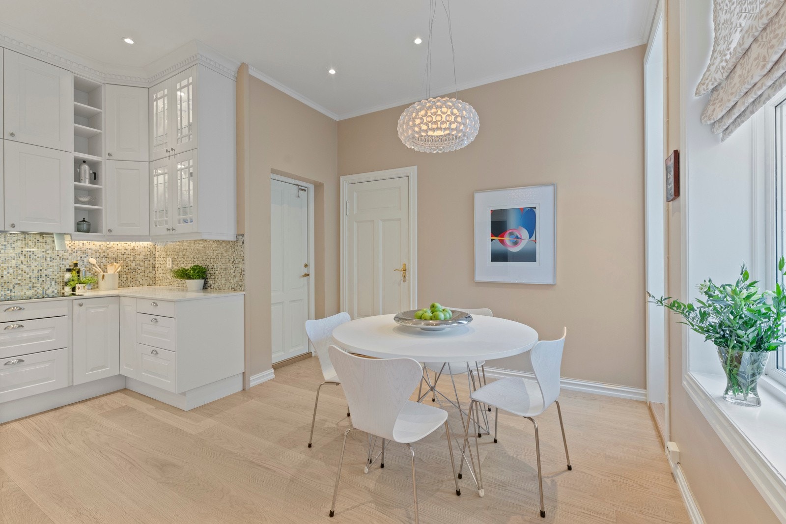 Kjøkkenet fra Sigdal av typen Herregaard kombinerer klassisk eleganse med moderne funksjonalitet. Galleribilde