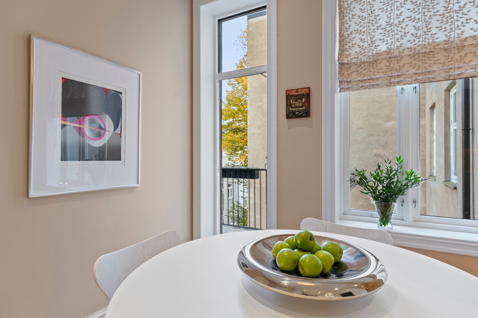 Fra kjøkkenet er det utgang til leilighetens balkong. Galleribilde