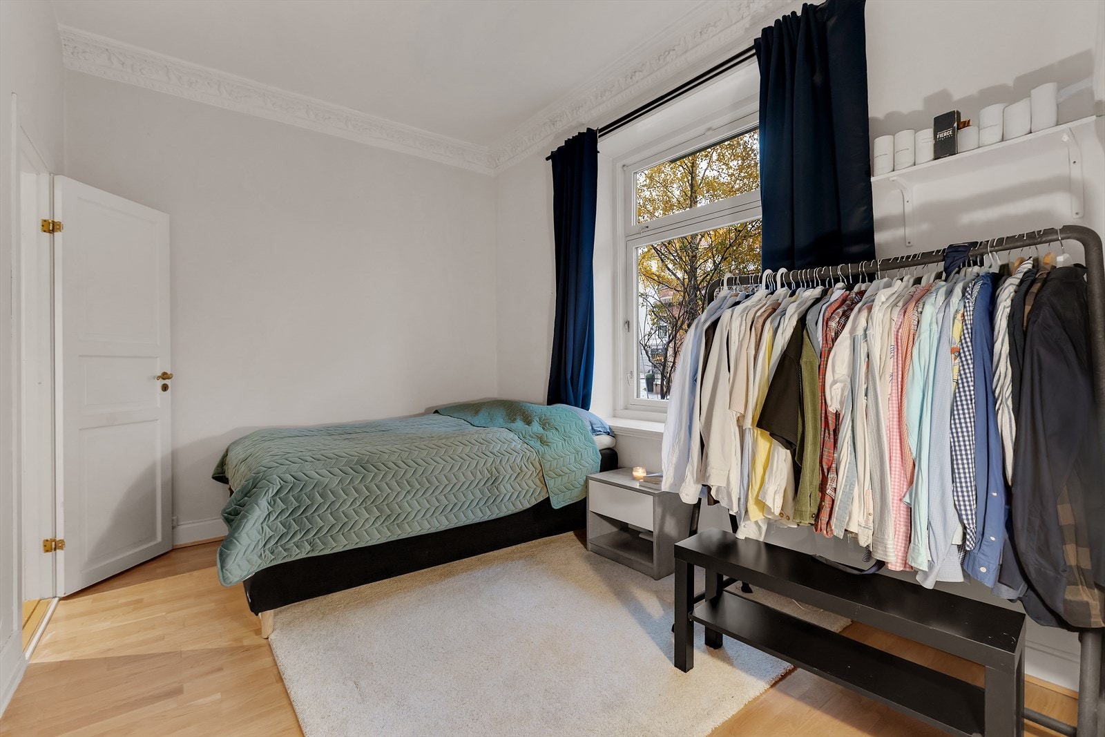 Lekkert hovedsoverom av svært god størrelse, med plass til dobbeltseng, nattbord og ønskelig møblement Galleribilde