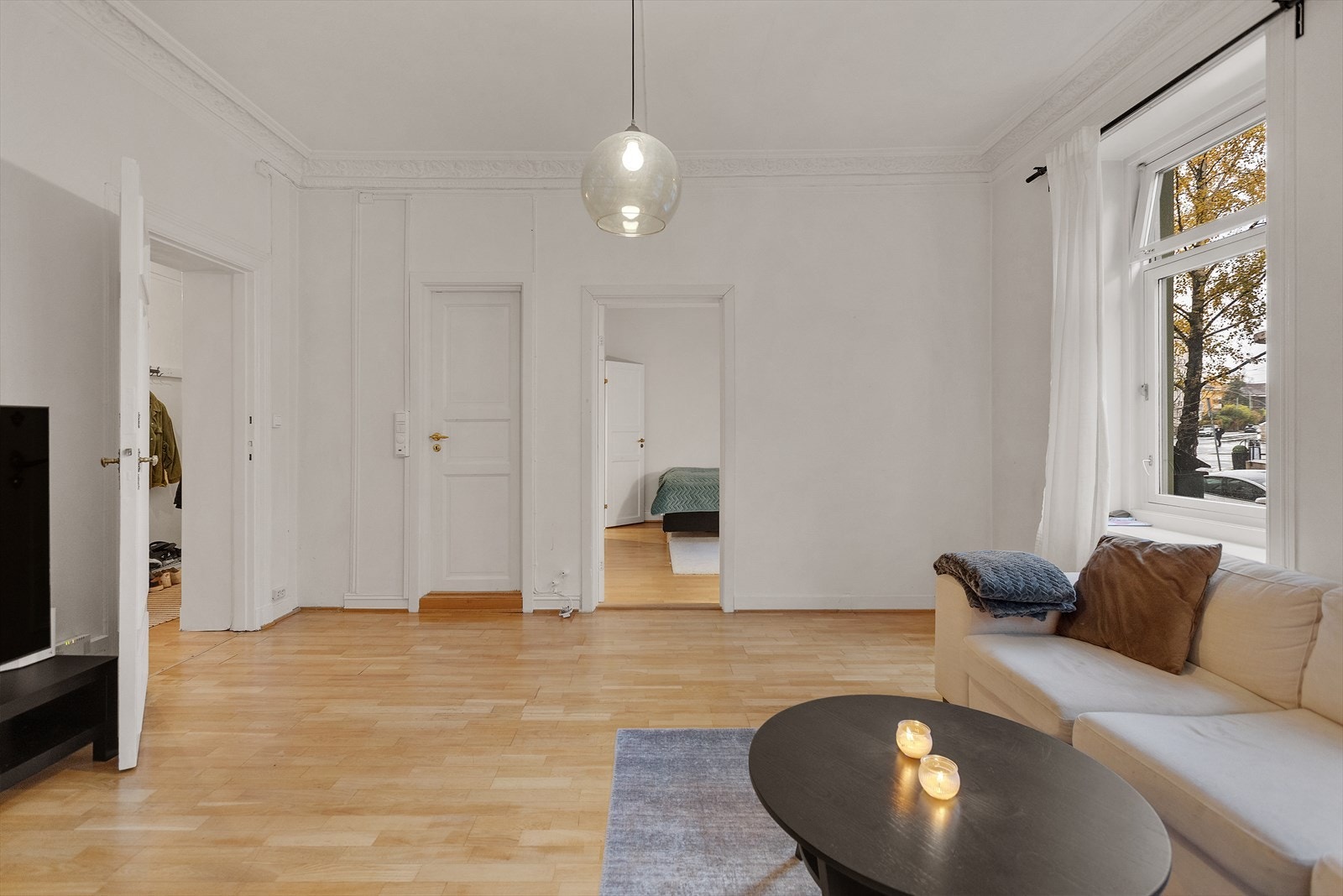 Naturlig plass for sofagruppe og tilhørende møblering, med adkomst videre til soverom og bad Galleribilde