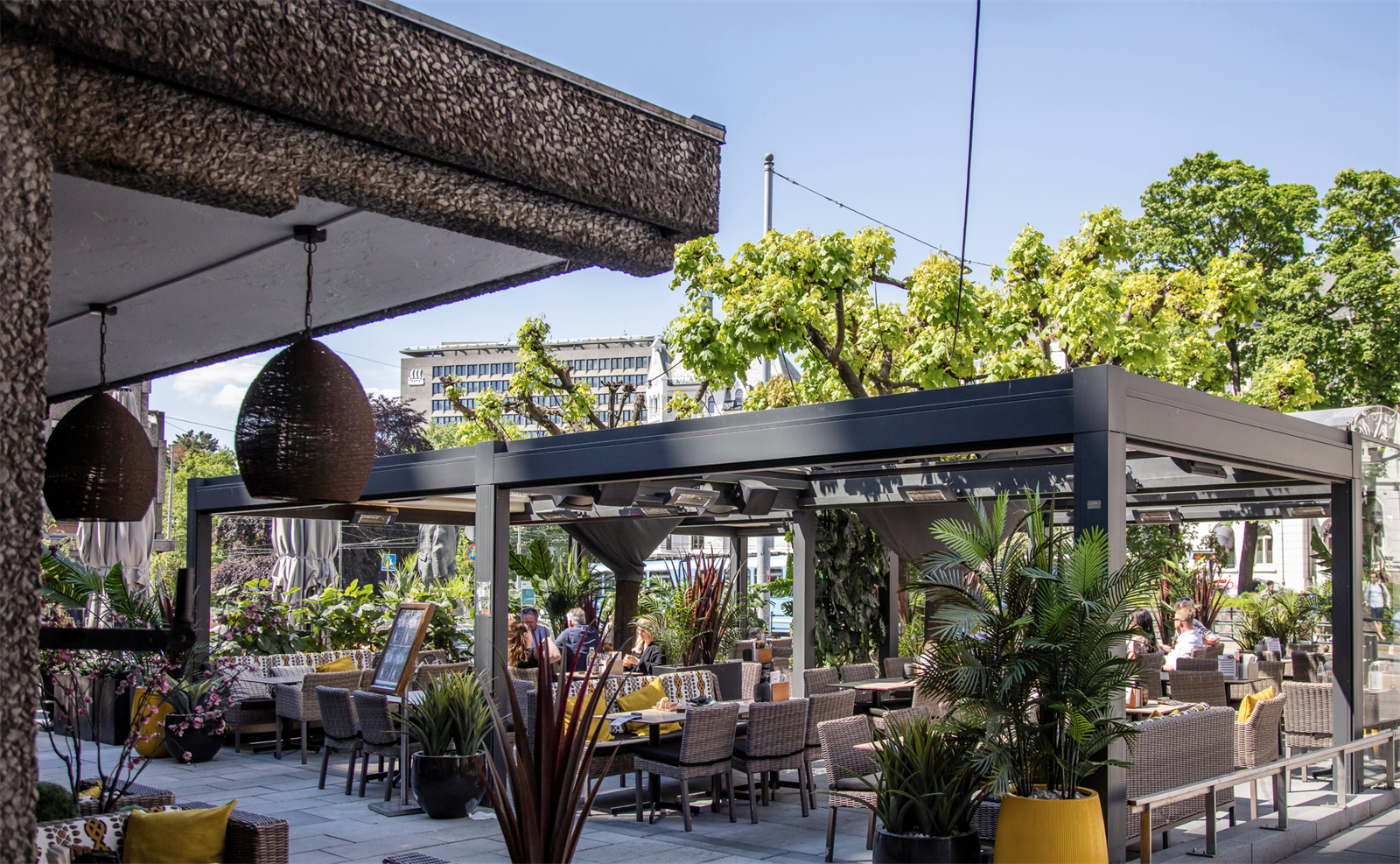 Trivelige uteserveringer og grønne omgivelser gir Frogner sitt særpreg av liv og eleganse Galleribilde