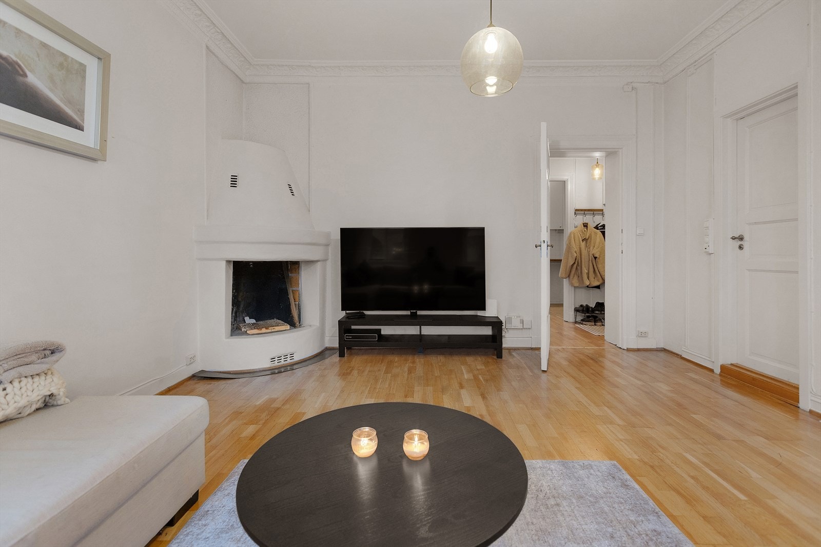 Romslig og gjennomgående stue med gode møbleringsmuligheter og naturlig lysinnslipp fra flere retninger Galleribilde