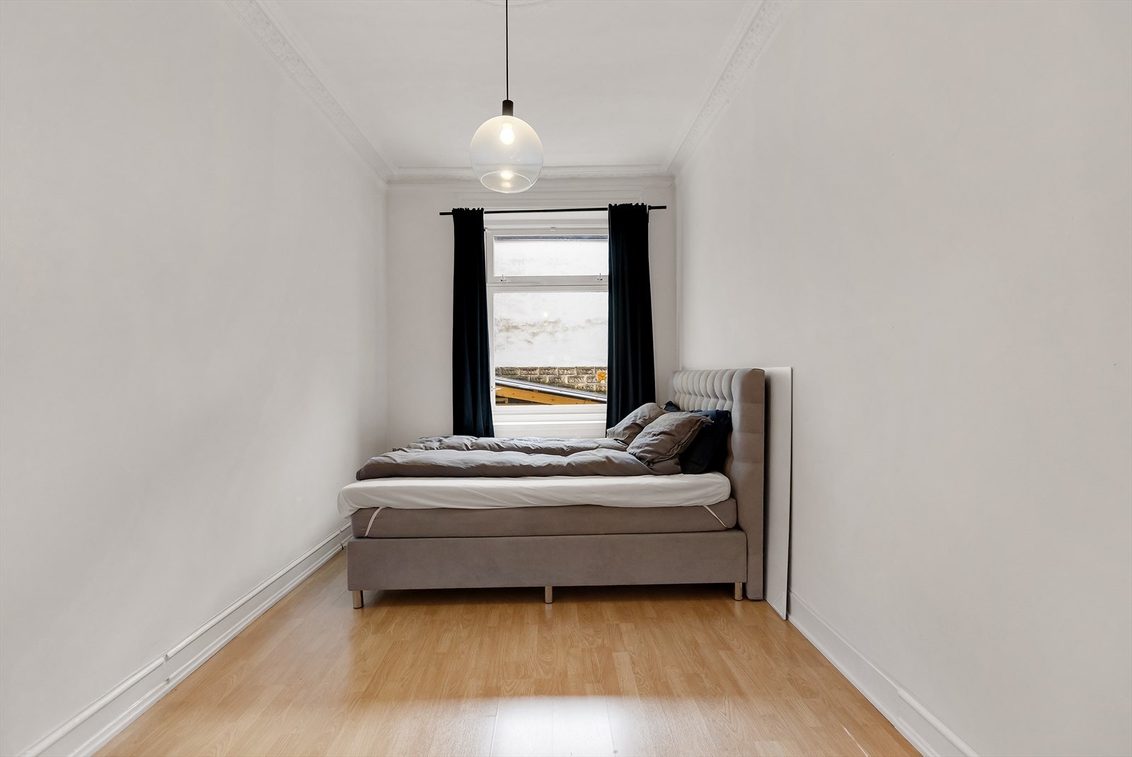 Soverom 2 er av god størrelse også her har man plass til dobbeltseng, garderobeskap og øvrig møblement Galleribilde