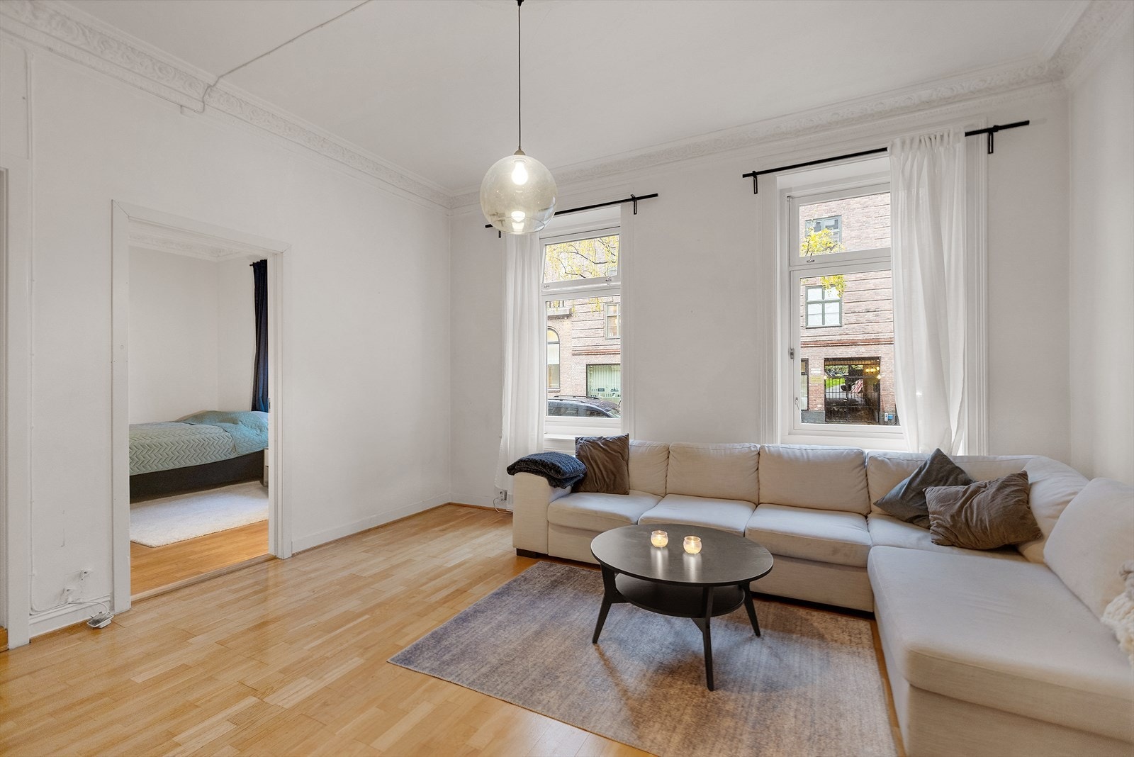 Store vinduer og god takhøyde gir en luftig og behagelig romfølelse Galleribilde