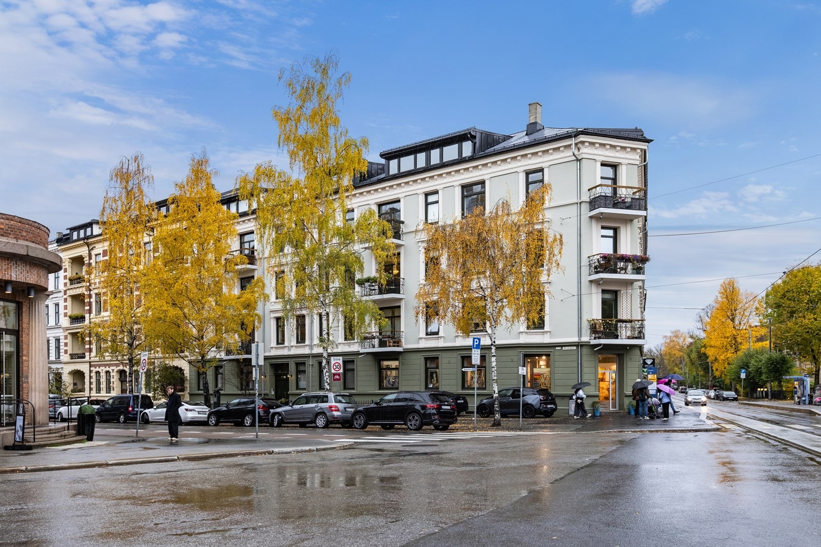 Fasaden sett utenfra. Leiligheten ligger i et meget populært og sentralt boligområdet på Frogner Galleribilde