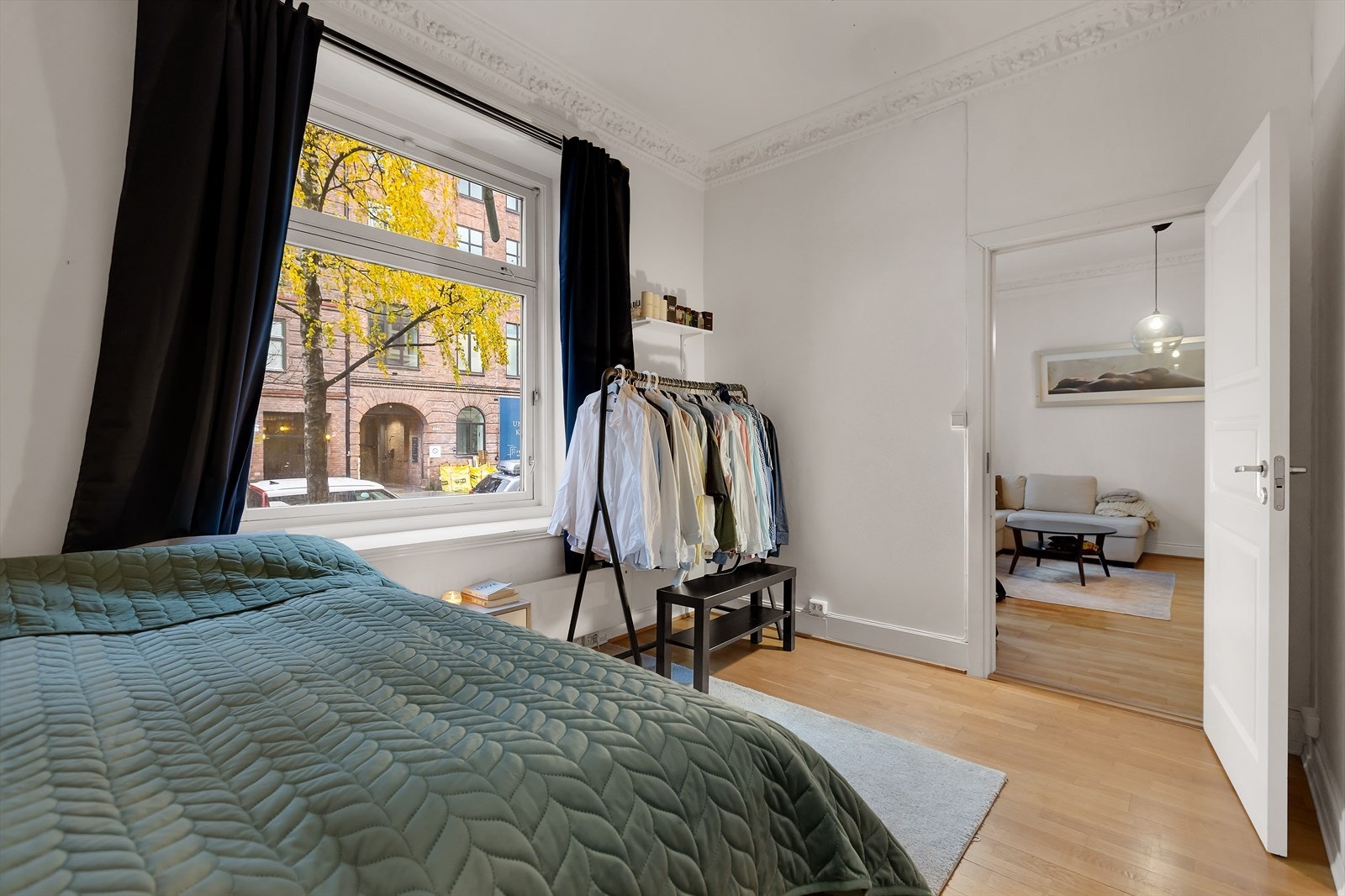 Smakfullt innredet med lune fargetoner og fine materialvalg Galleribilde