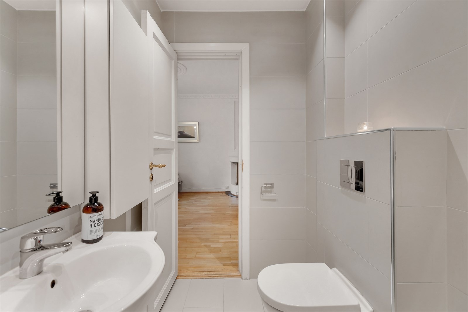 Dusjhjørne og vegghengt toalett Galleribilde