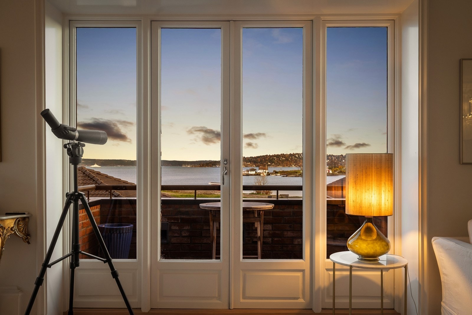 De store vindusoverflatene gjør rommet ekstra luftig og gir et fantastisk vindusgalleri, som skaper en magisk og god atmosfære når mørket faller på. Galleribilde