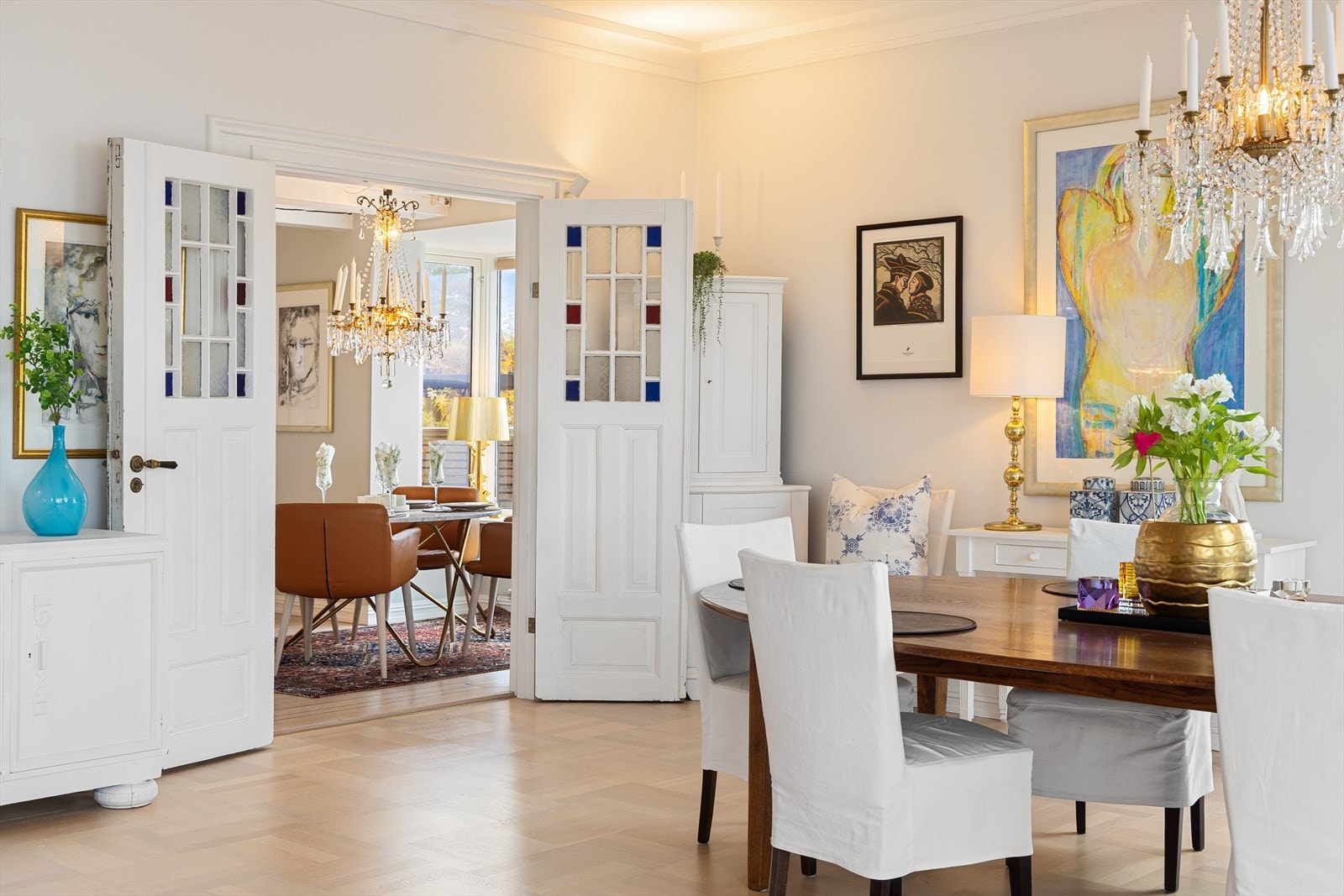 De gamle dobbeltdørene med blyglass fra 1890-tallet mellom kjøkkenet og stuen, som fanger sollyset og sprer et magisk skinn i rommet, tilfører leiligheten en unik historisk sjarm. Galleribilde