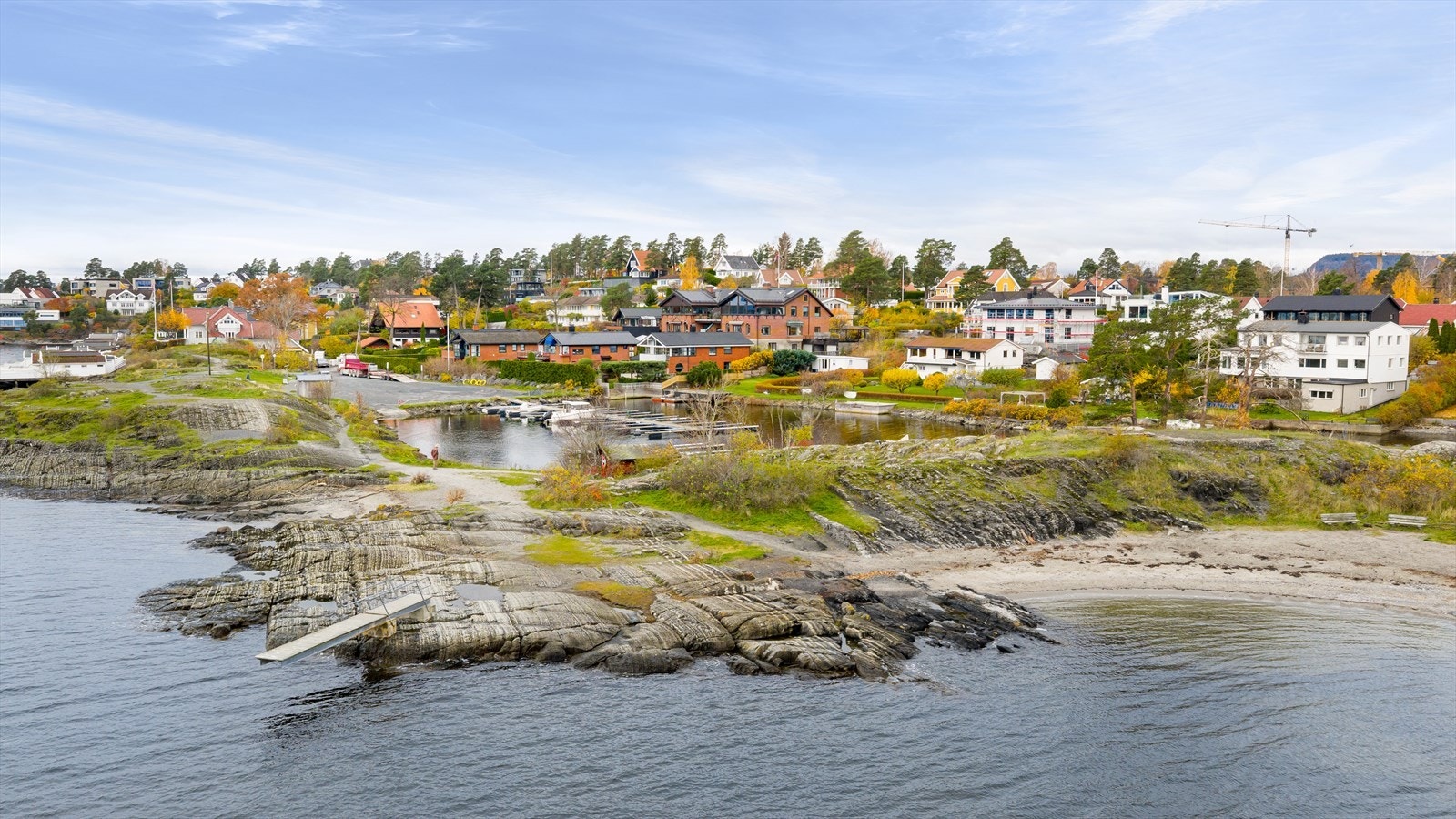 Her er det bare å ta på seg badekåpen og tusle ned til Halden Brygge for et spontant morgen- eller kveldsbad. Galleribilde
