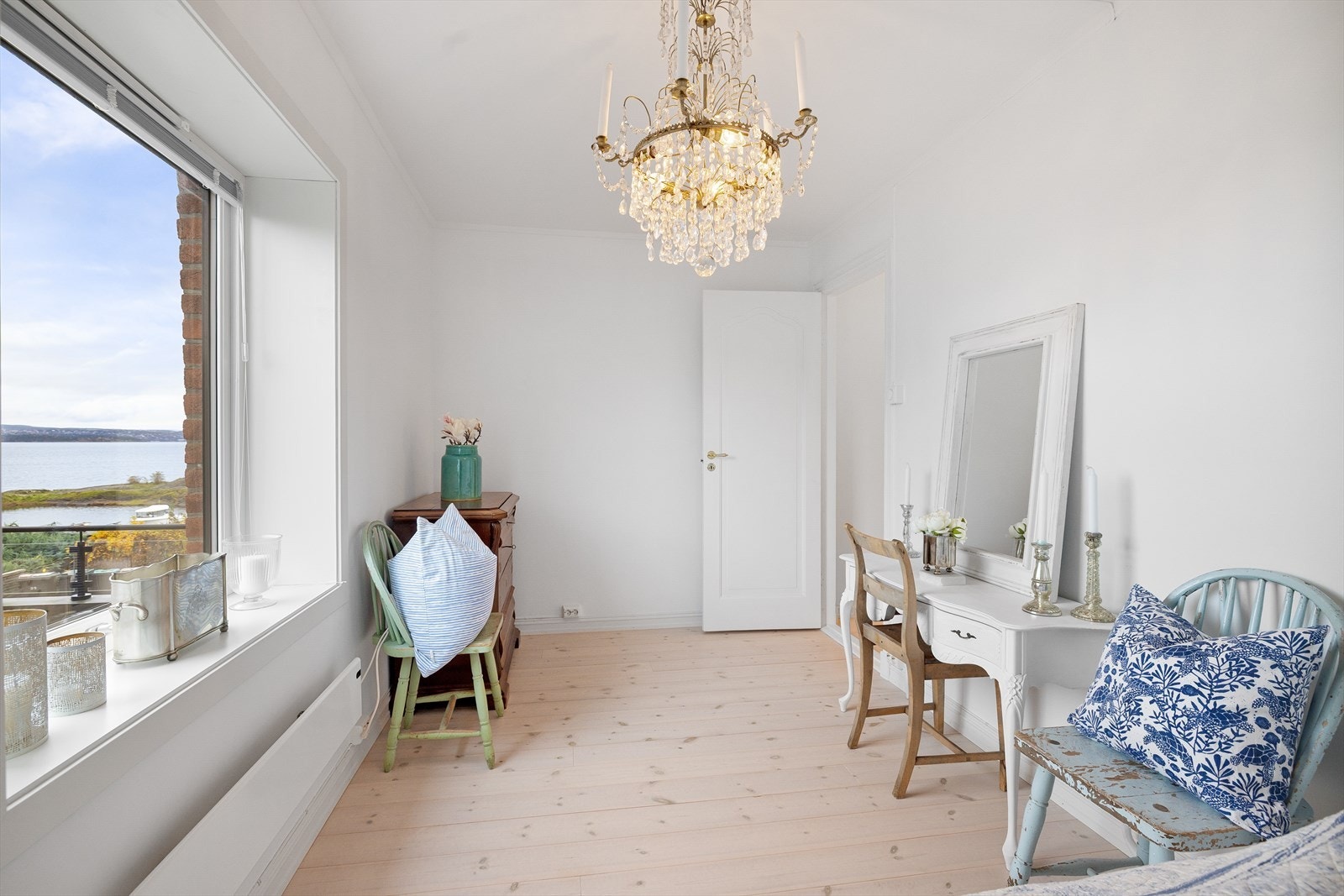 Rommene er av god størrelse og har godt med plass til seng, garderobeskap, kommode, skrivepult etc. Galleribilde