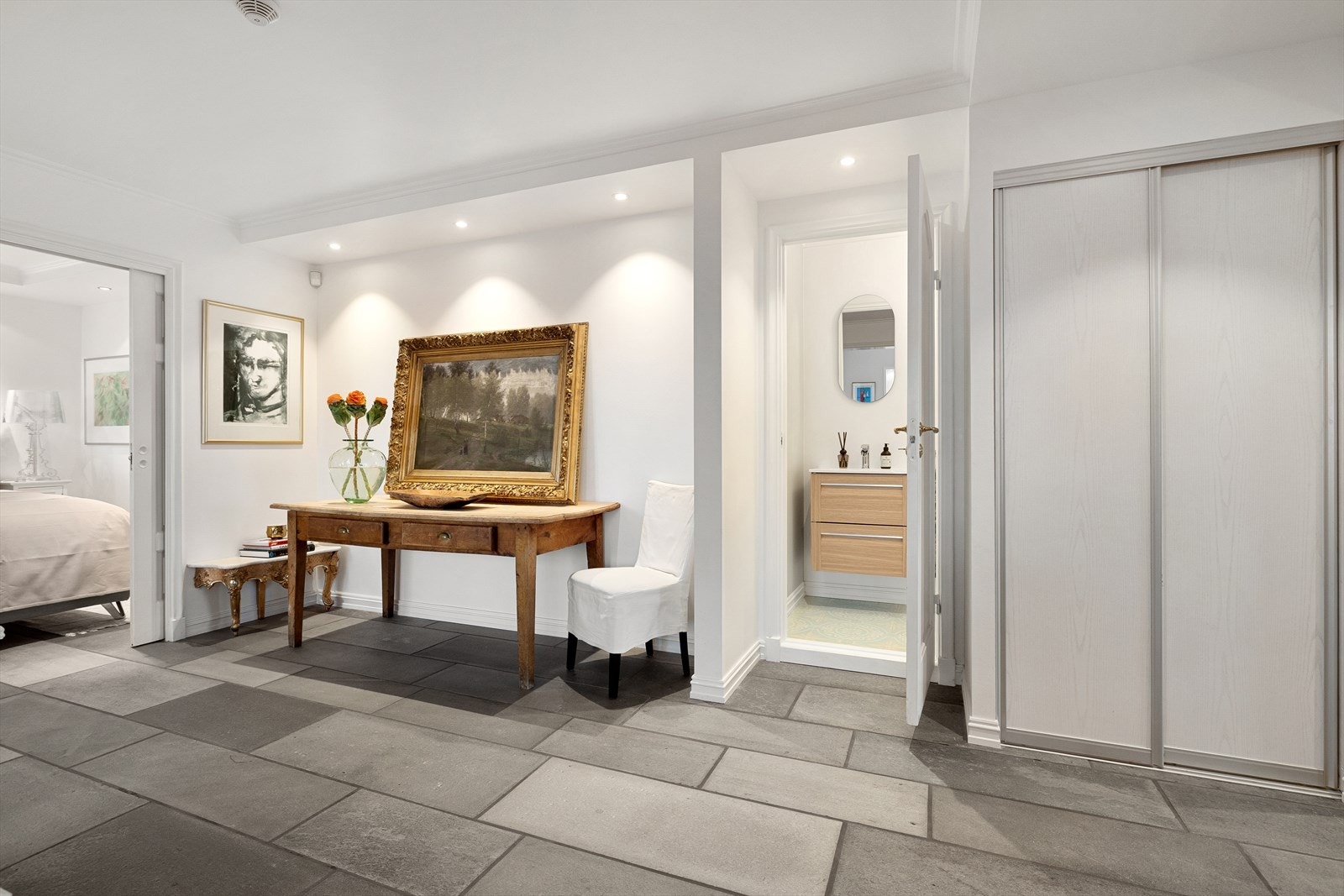 Klær og sko kan enkelt plasseres i den store og integrerte skyvedørsgarderoben. Galleribilde