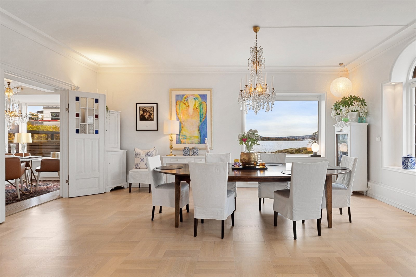 Her er det også plass til et stort spisebord - ideelt for både hverdagsmåltider og selskaper. Galleribilde