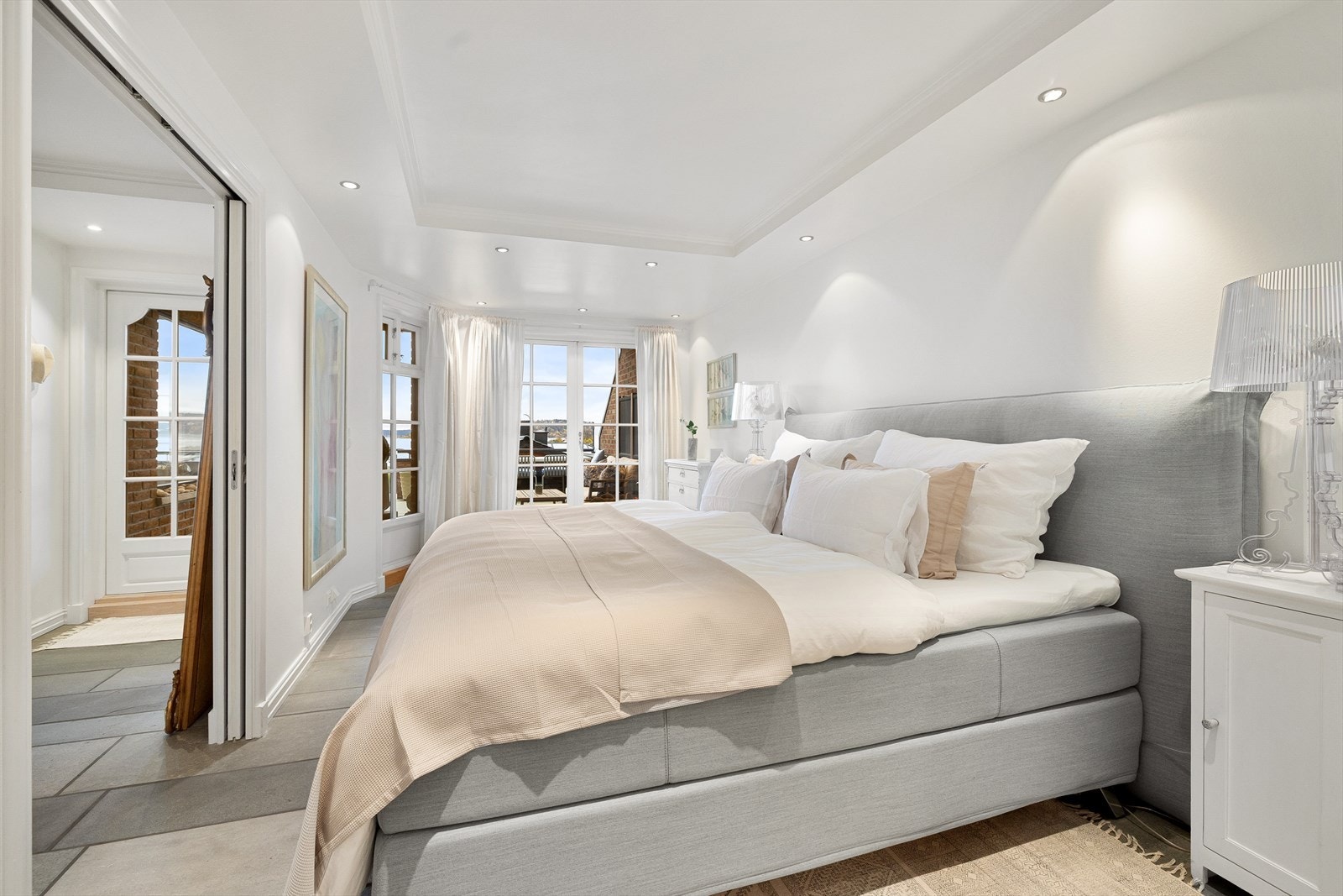 I leilighetens 1. etasje finner man en innbydende masterfløy bestående av et lekkert hovedsoverom, et stilrent bad og et eget walk-in-closet. Galleribilde