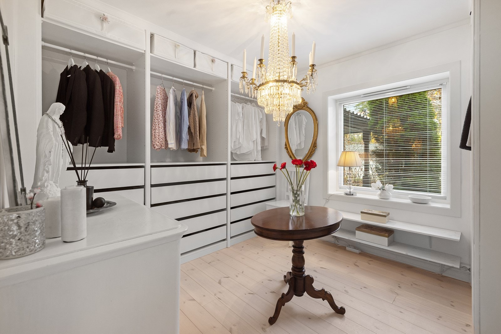 Det ene rommet blir i dag benyttet som et walk-in-closet, men kan enkelt omgjøres til et soverom, gjesterom, kontor, lekerom, hobbyrom el. Galleribilde