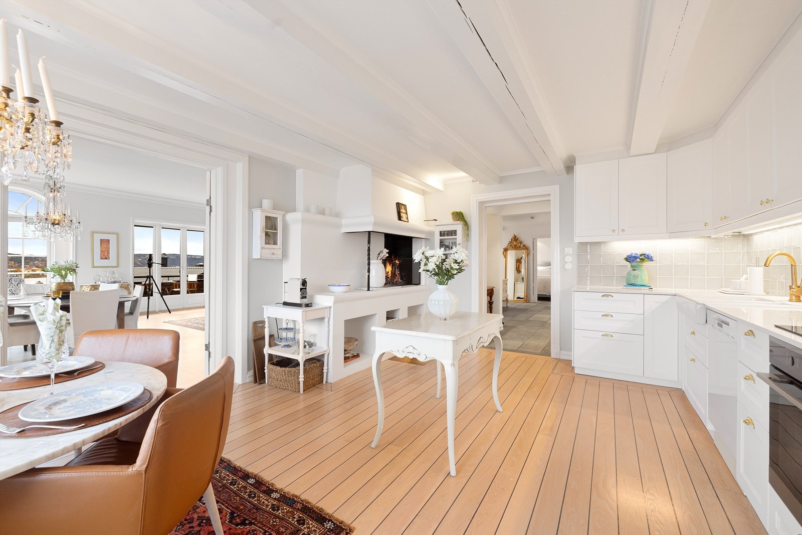 Gjennom en elegant dobbeltdør med blyglass fra 1890-tallet kommer man inn til selve hjertet i hjemmet-kjøkkenet! Galleribilde