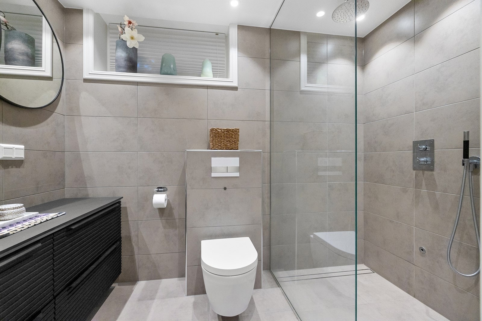 Det tiltalende badet i underetasjen ble renovert i 2016, og det foreligger full dokumentasjon på utført arbeid. Veggene har fliser i format 30x60 cm og det er dimbare spotter som belysning. Gulvet er belagt med 60x60 cm fliser og har varmekabler. Galleribilde