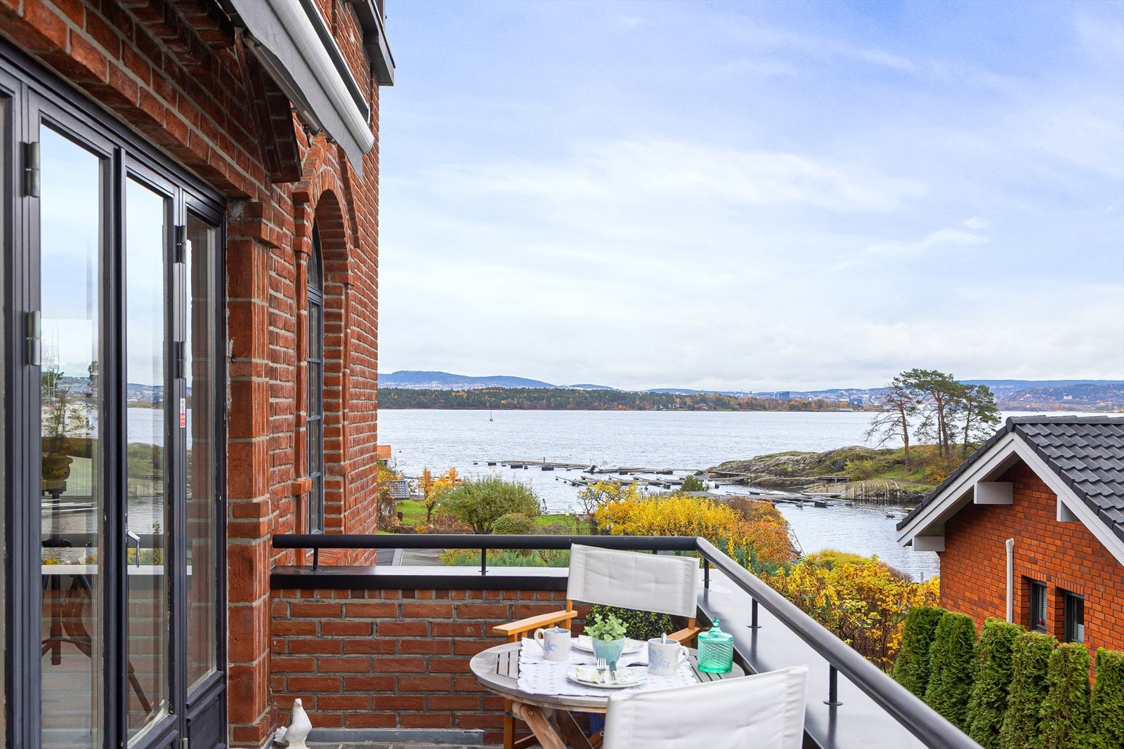 Uteplassen er som skapt for å nyte - enten du vil starte dagen med soloppgangen eller avslutte den med rolig sjøbris. Galleribilde