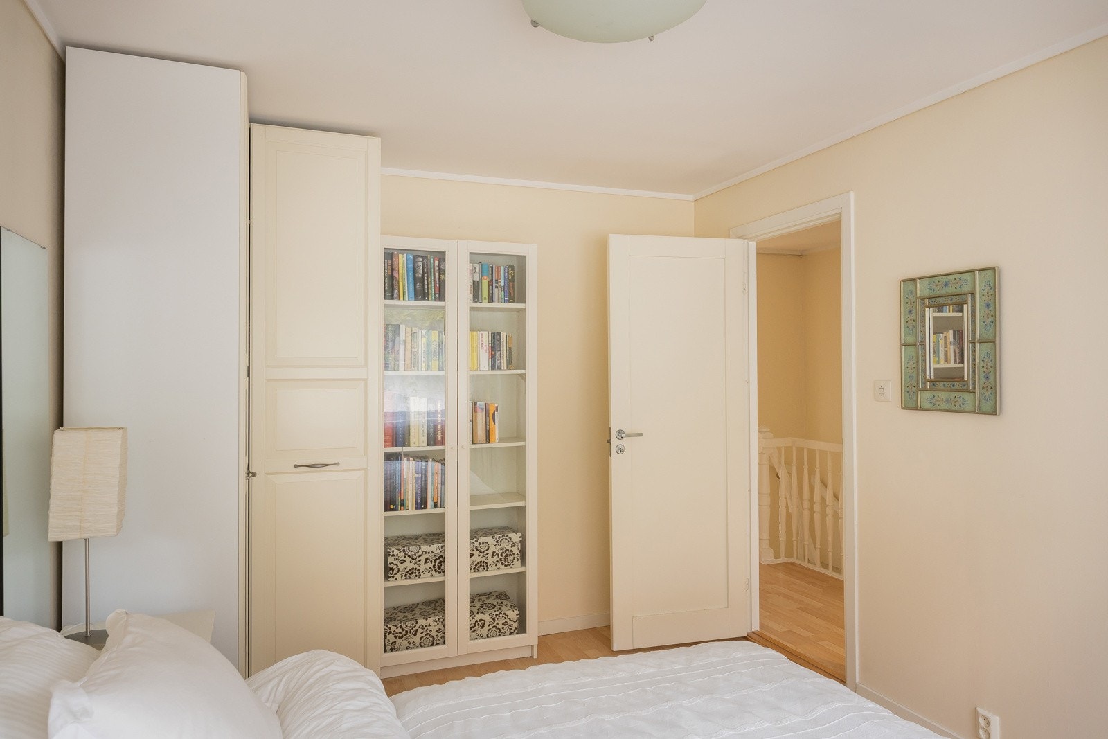 Hovedsoverommet har god plass til dobbeltseng, nattbord og garderobeløsning Galleribilde