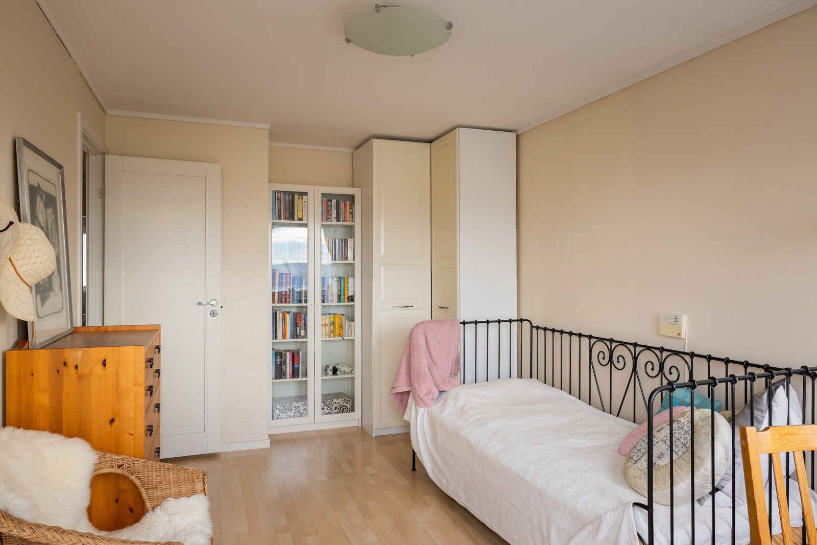 Soverommet har også plass til dobbeltseng, skrivepult og garderobe Galleribilde