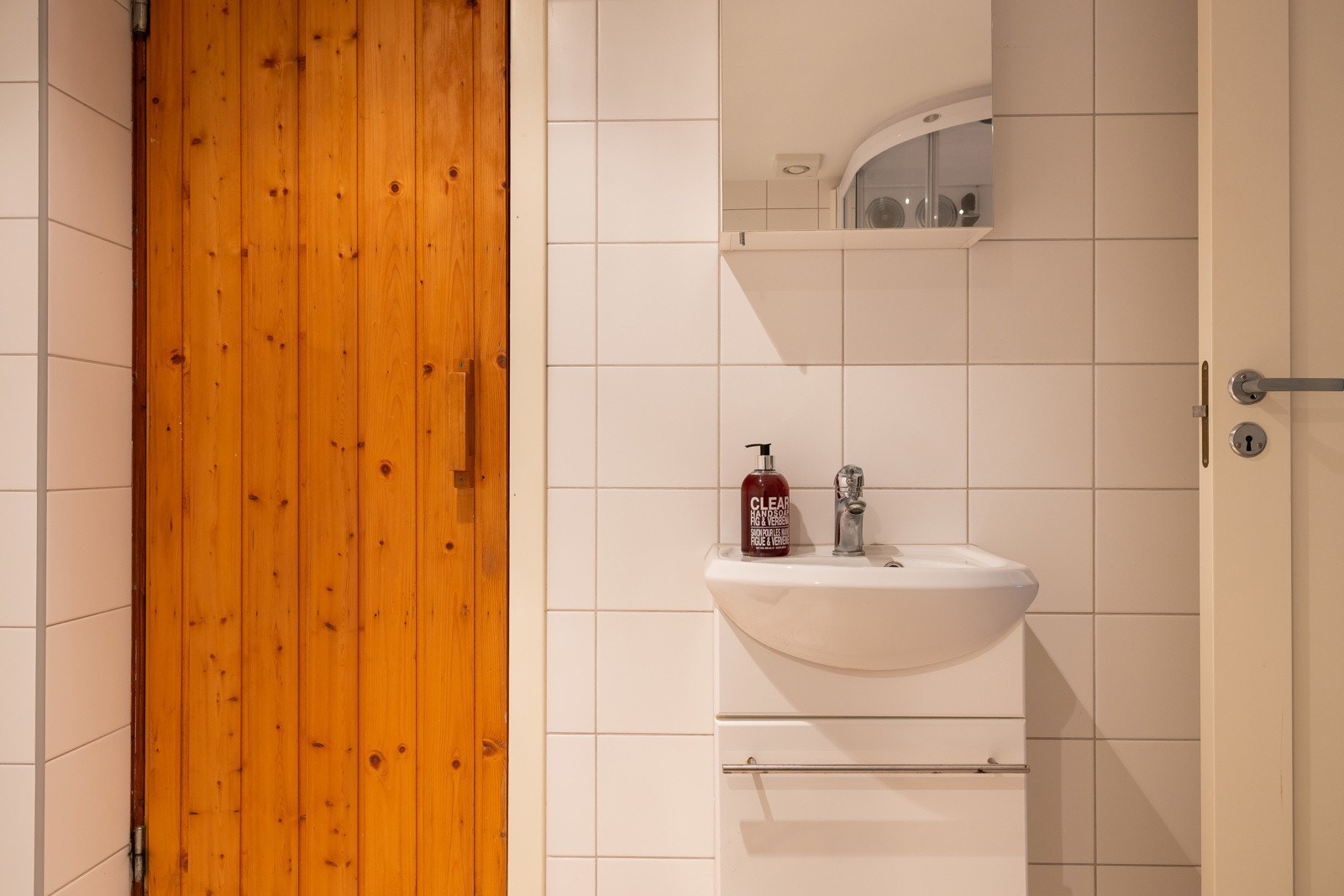 I tilknytning til badet ligger en badstue med trebenker og panelte vegger. Galleribilde