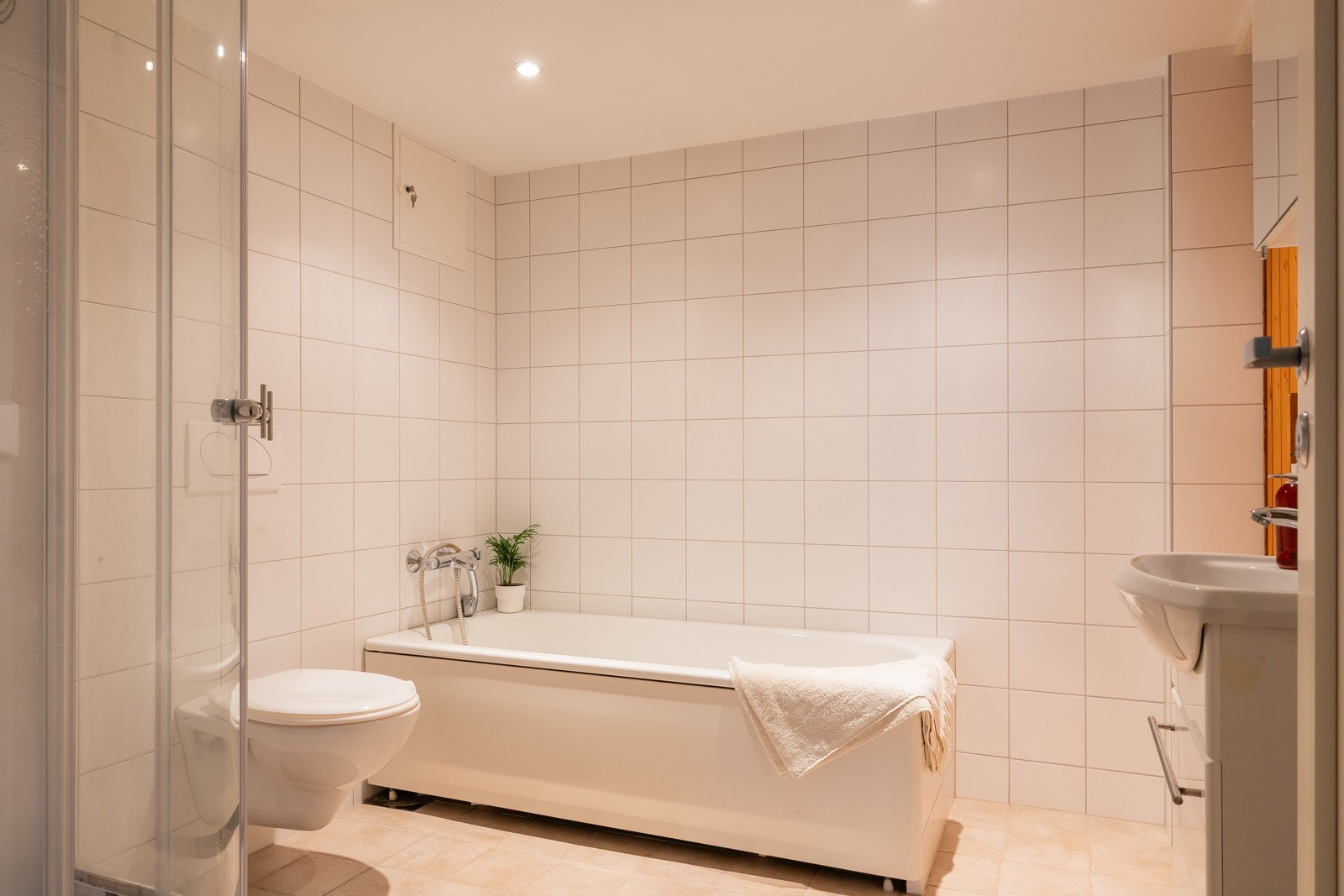 Pent flislagt baderom med varmekabler og downlights. Galleribilde