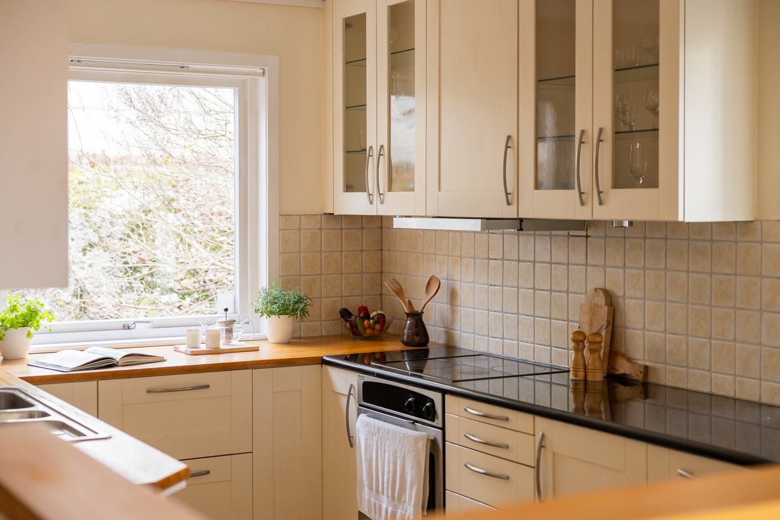 Hyggelig kjøkken med vindu og god plass til både oppbevaring og matlaging Galleribilde