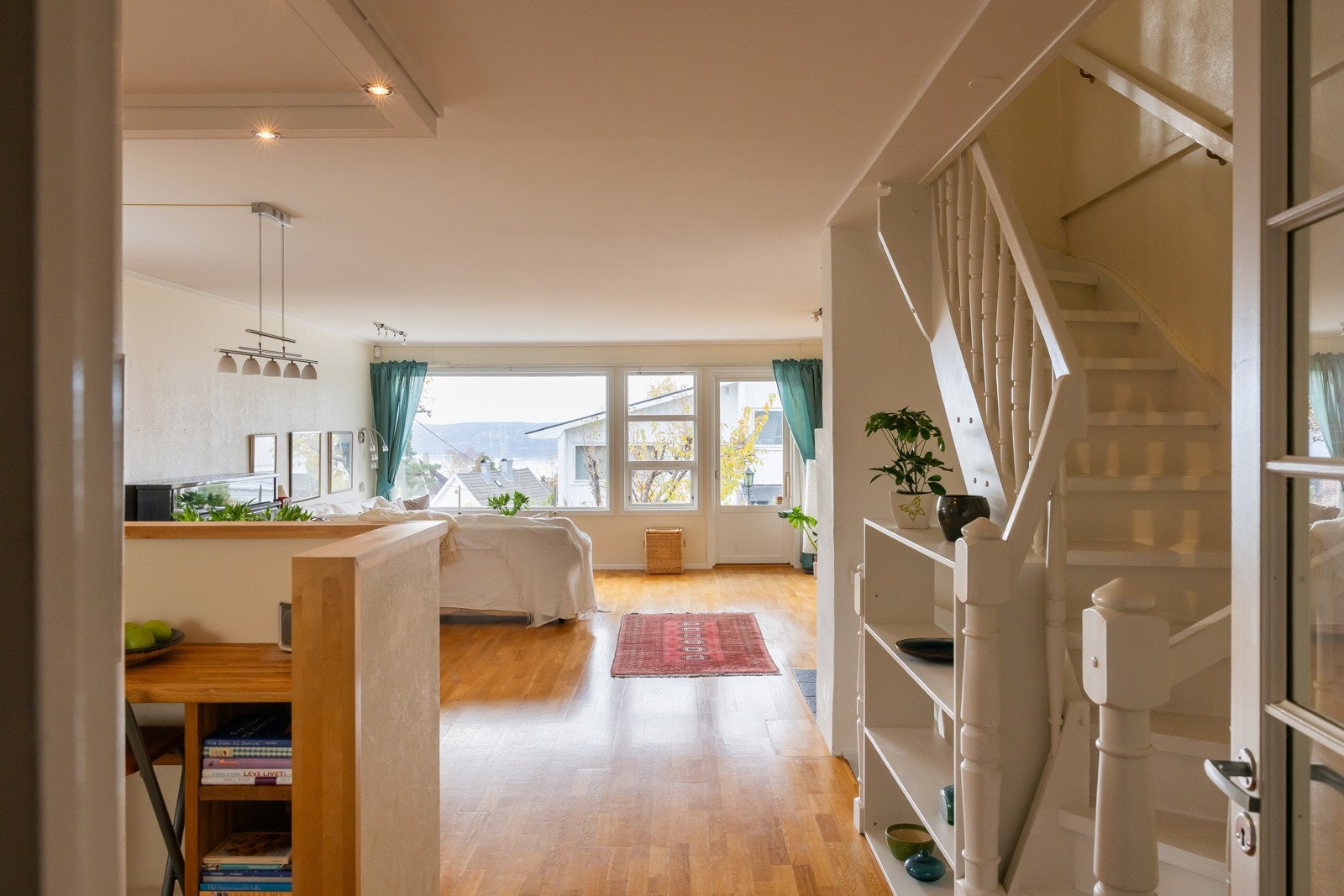 Innbydende stue med store vinduer som gir flott gjennomlys og utsyn mot omgivelsene Galleribilde