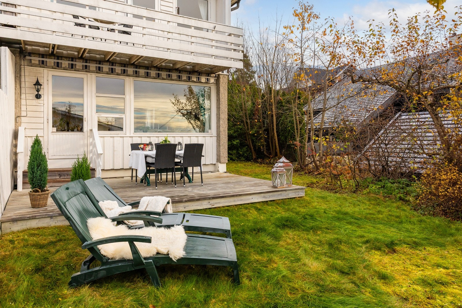 Innbydende uteplass med direkte adkomst fra stuen - ideelt for morgenkaffe, grilling og sommerdager i hagen Galleribilde