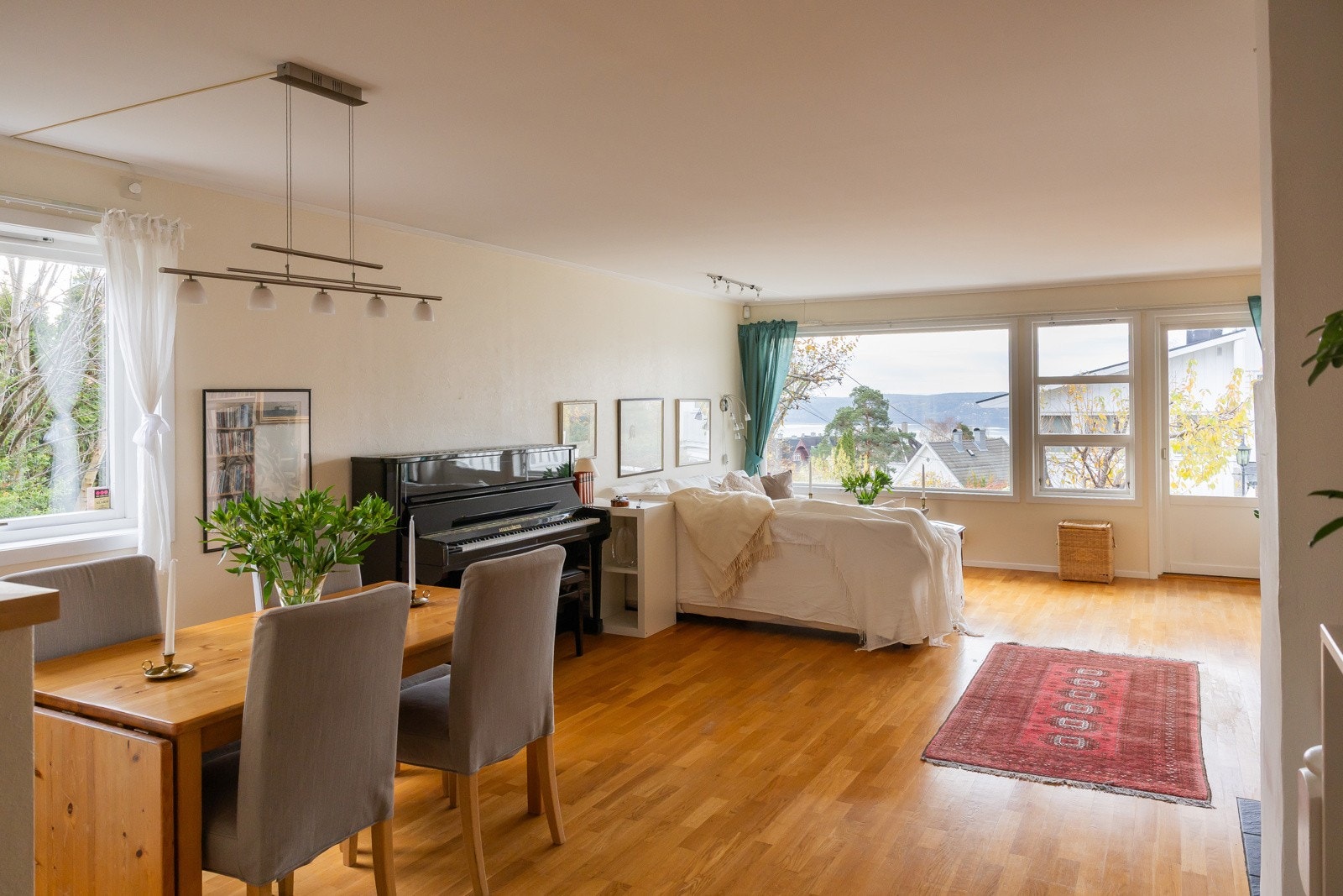 Stuen har en naturlig og praktisk rominndeling med plass til både sofagruppe og spiseplass Galleribilde