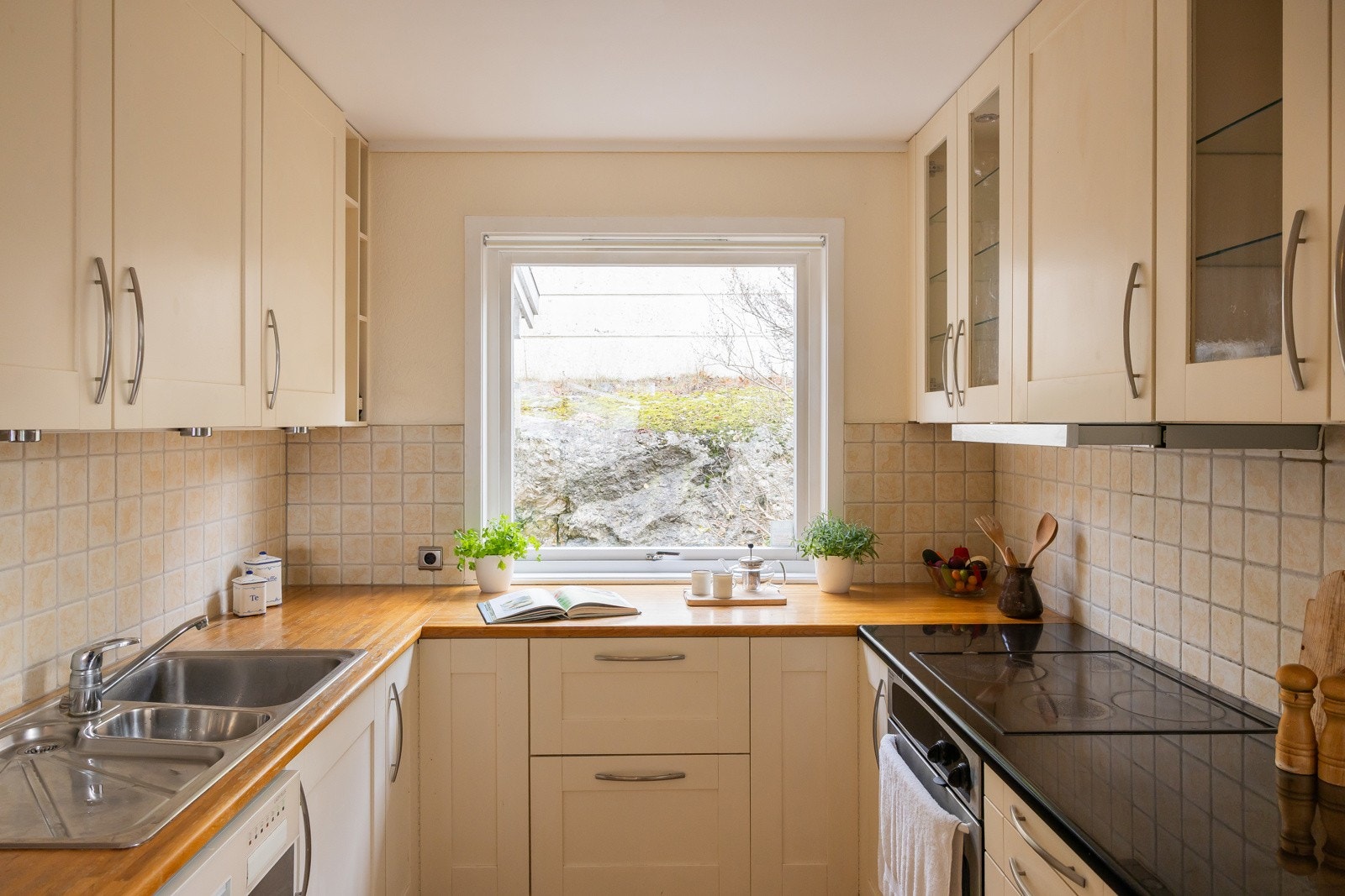 Rommet er utstyrt med kjølehjørne, oppvaskmaskin, platetopp og stekeovn, samt kjøkkenventilator med avtrekk ut av bygget Galleribilde