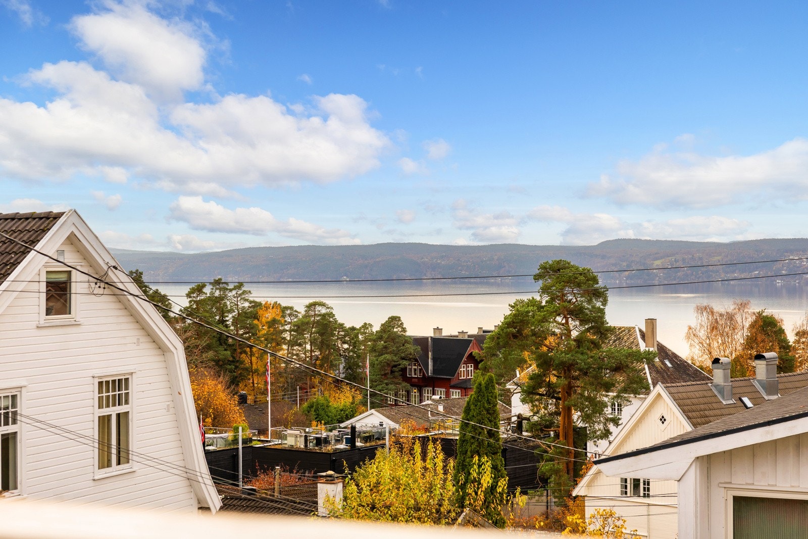 Vakker utsikt over fjorden og nabolagets idylliske villabebyggelse - et nydelig skue året rundt Galleribilde