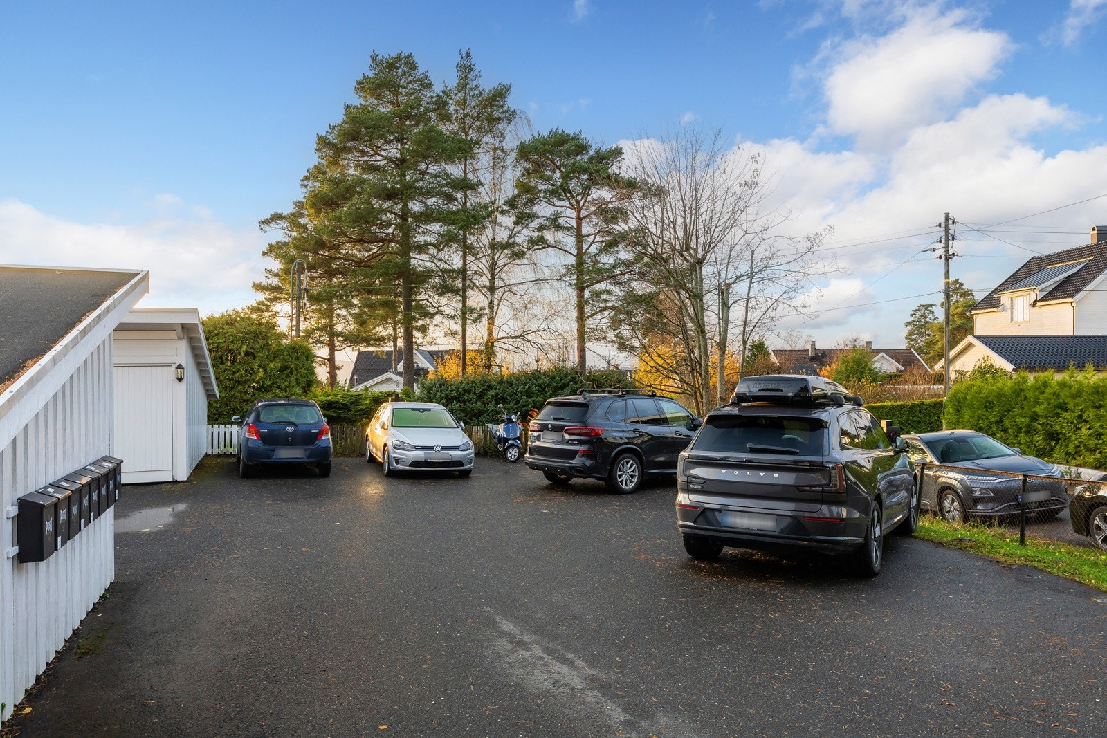 Det er ca 8 plasser som kan benyttes av Erling Schiøtz' vei 3 A-H. Det er to uteladere med to ladere hver. Kjøper må betale for å kunne benytte dette. Galleribilde