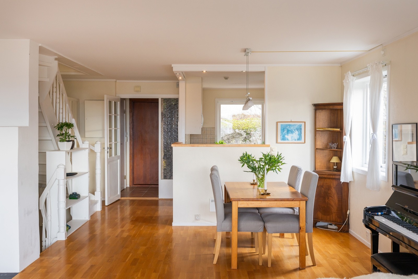 Luftig og gjennomgående planløsning med fin overgang mellom stue, spiseplass og kjøkken Galleribilde