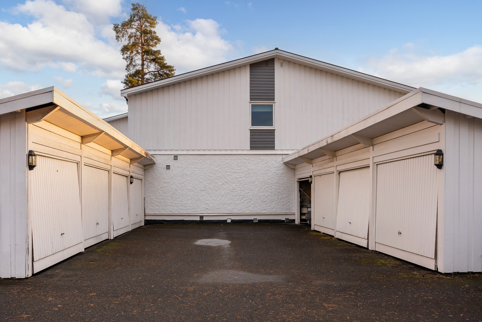 Automatisk døråpner til egen garasje. Mulighet for elbil lader i garasjen. Galleribilde