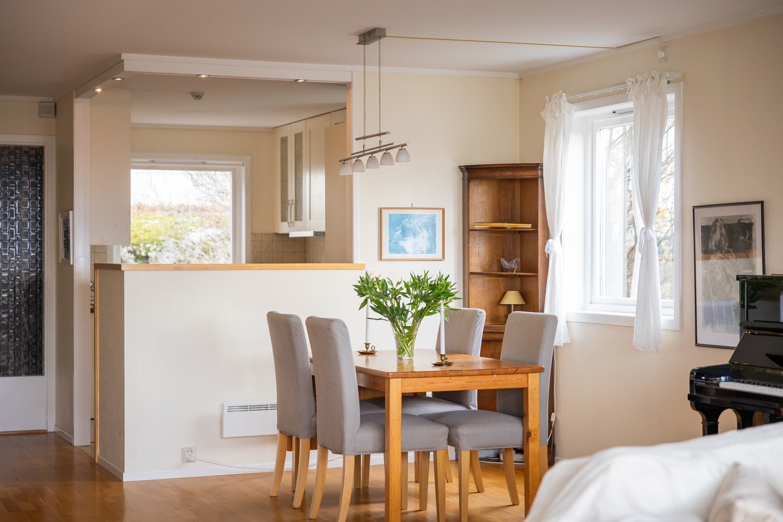 Trivelig spiseplass med vindu og nærhet til kjøkkenet - et naturlig samlingspunkt i hverdagen Galleribilde