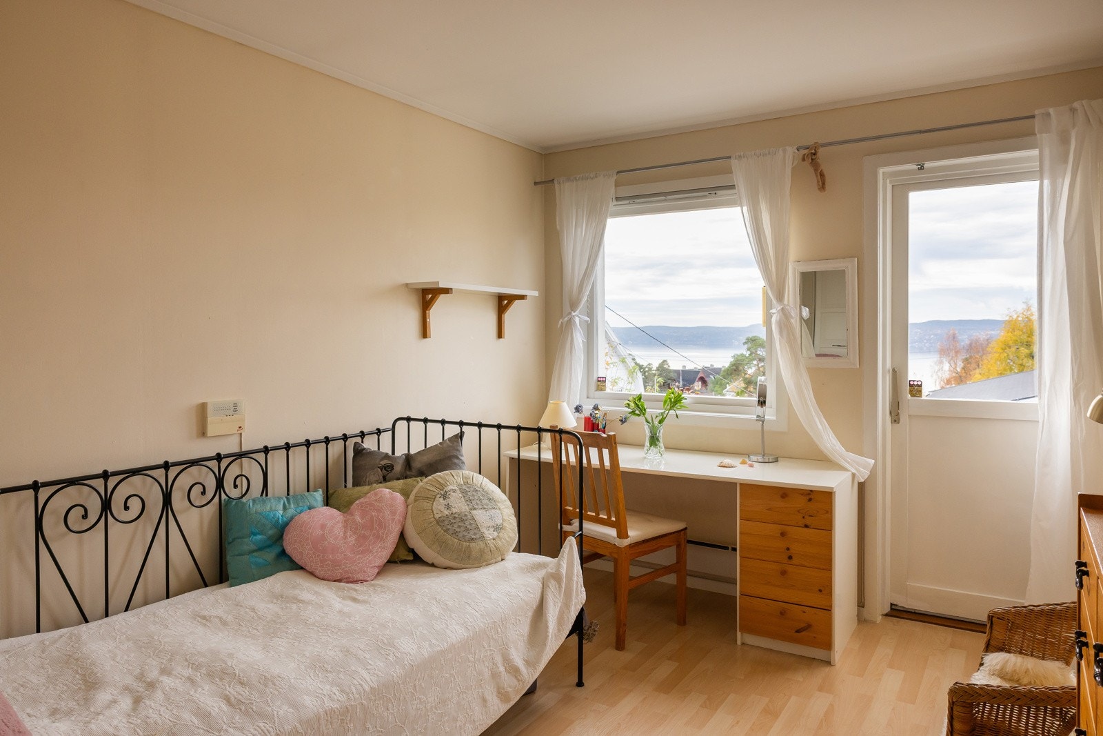 Soverom 2 med utgang til balkong på ca 6 kvm Galleribilde