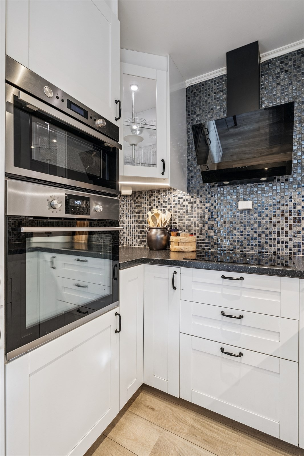 Kjøkkenet er utstyrt med integrert stekeovn og mikrobølgeovn i ergonomisk høyde. Galleribilde