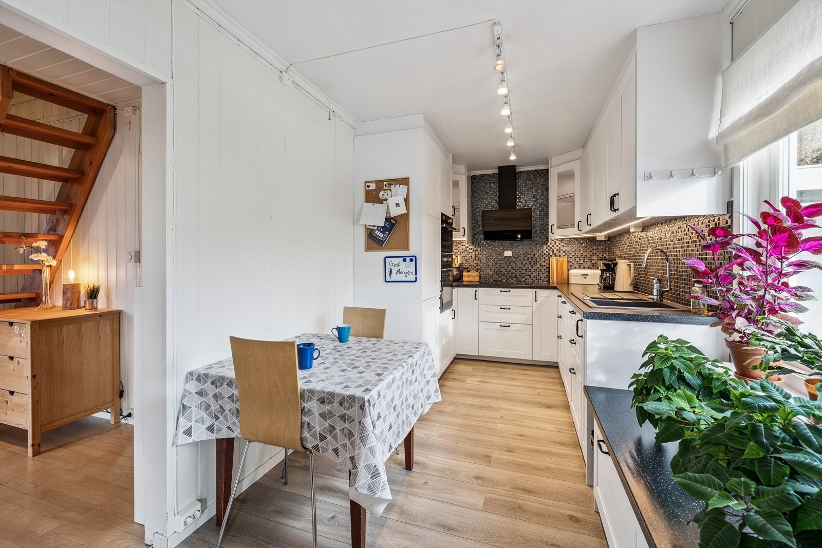 Kjøkkenet har en praktisk utforming med plass til en hyggelig spiseplass ved vinduet. Galleribilde