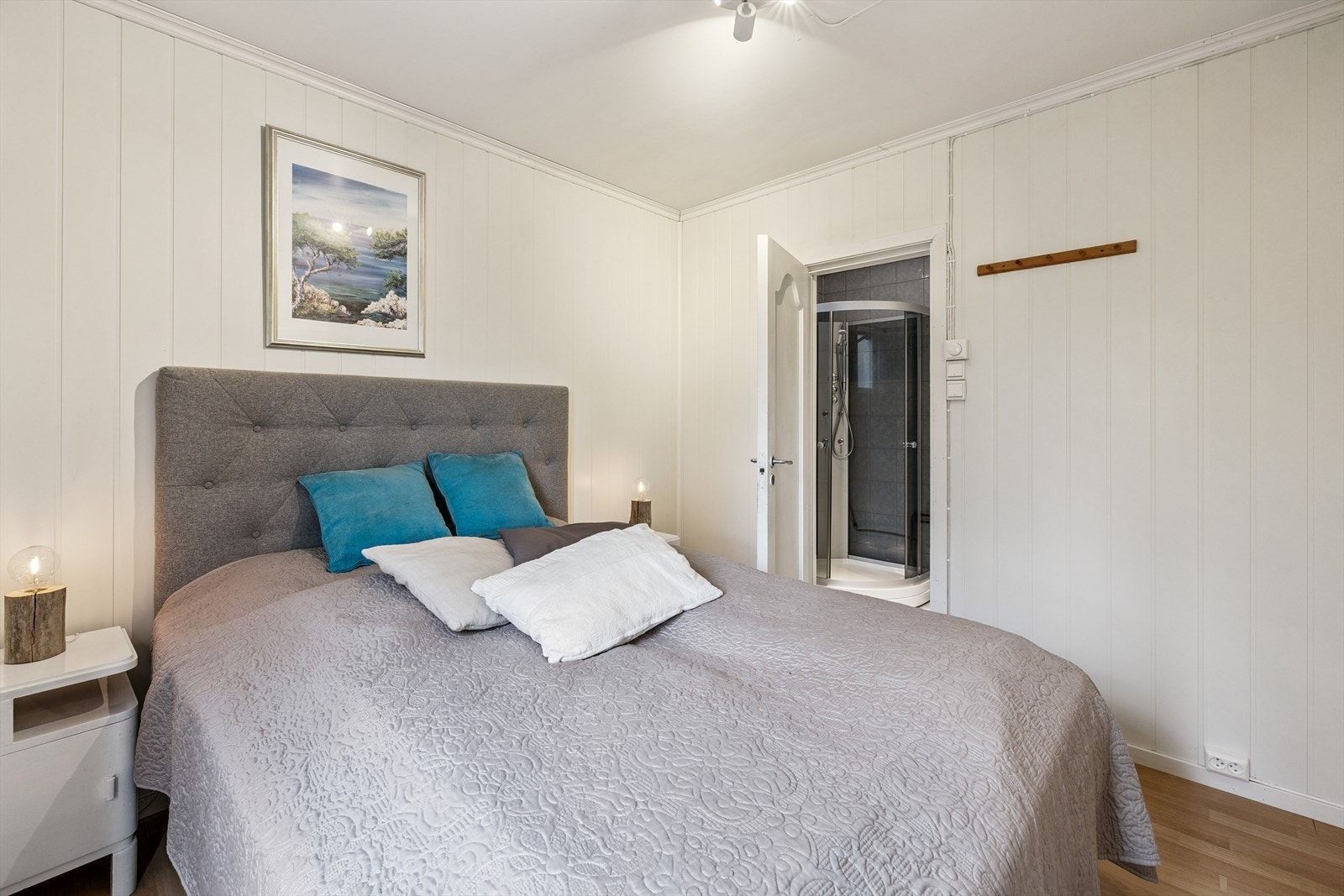 Soverommet i første etasje har direkte adkomst til eget bad. Galleribilde