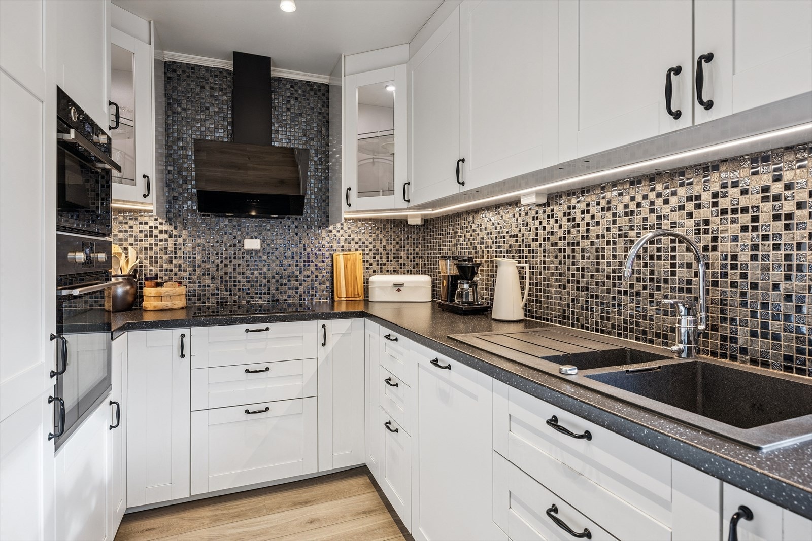 Rikelig med benke- og skapplass gir gode arbeidsforhold for matlaging. Galleribilde